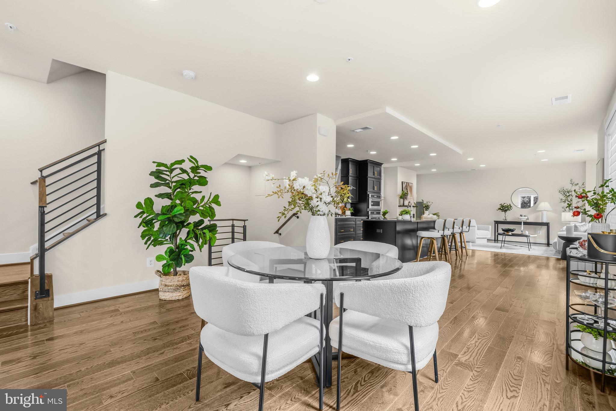 MONTGOMERY ROW - Residential