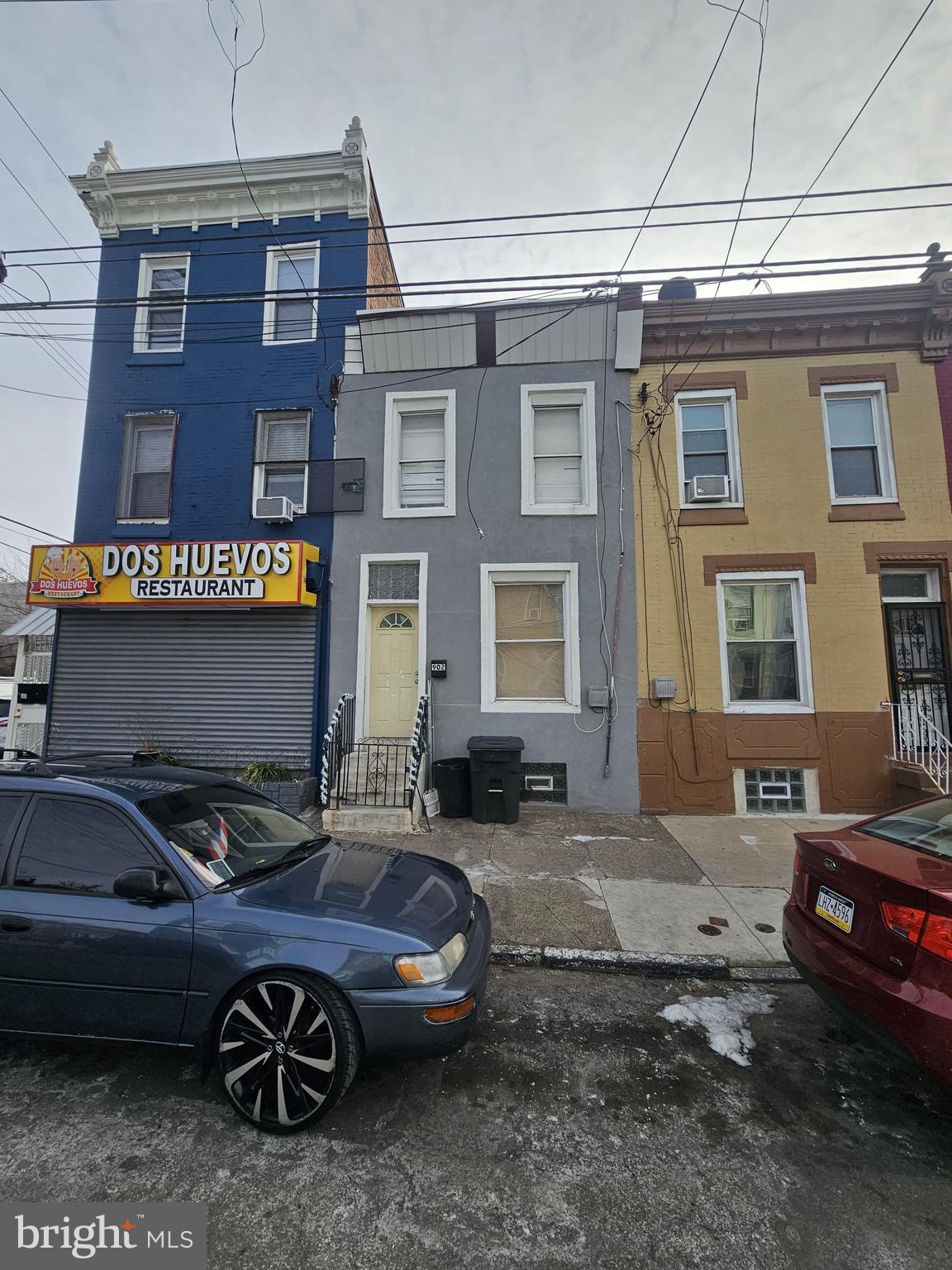 Great investment property, Live in one unit and rent the other out or rent both for great cash flow. Located close to Shopping centers and public transportation.