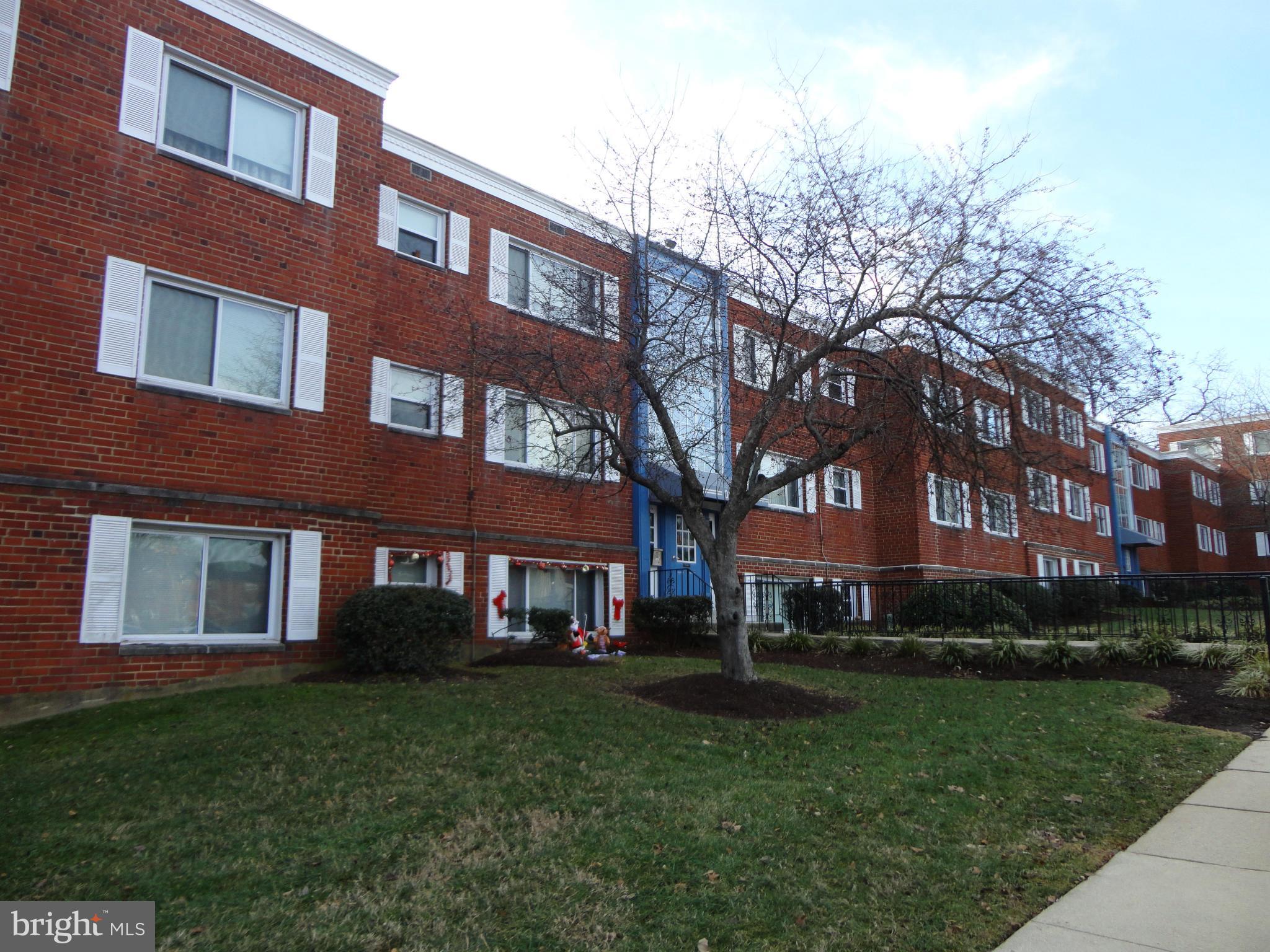 Spacious 2 Bedroom 1 bath Condo, Priced to Sell NOW!!  Vacant  Great Location close to DC  Easy to Show on Sentrilock