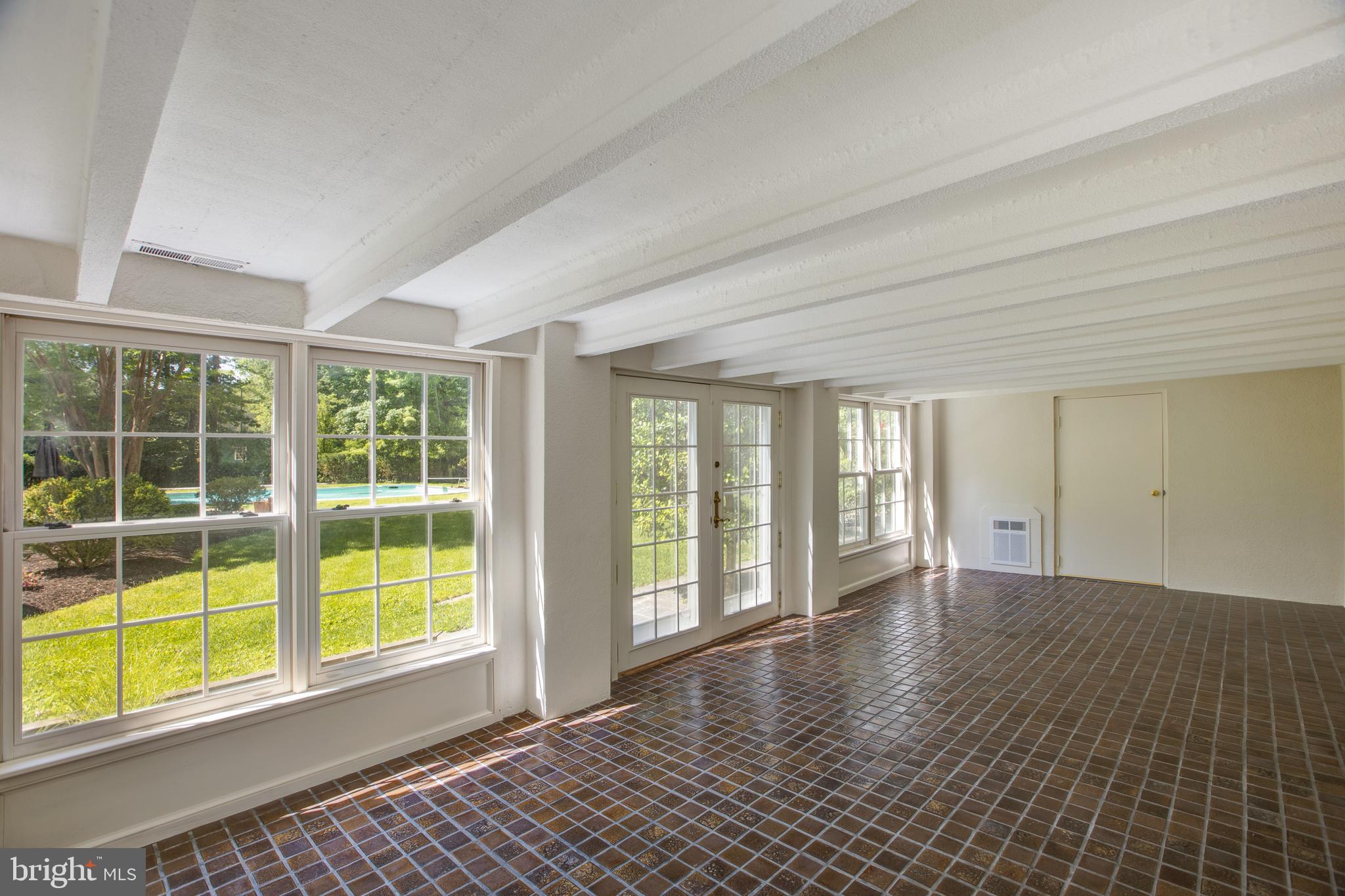 COUNTRY CLUB - Residential