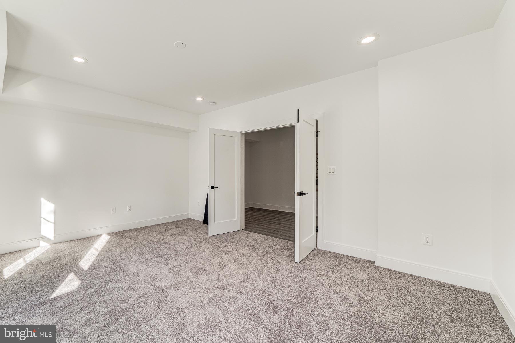 VIENNA WOODS - Residential