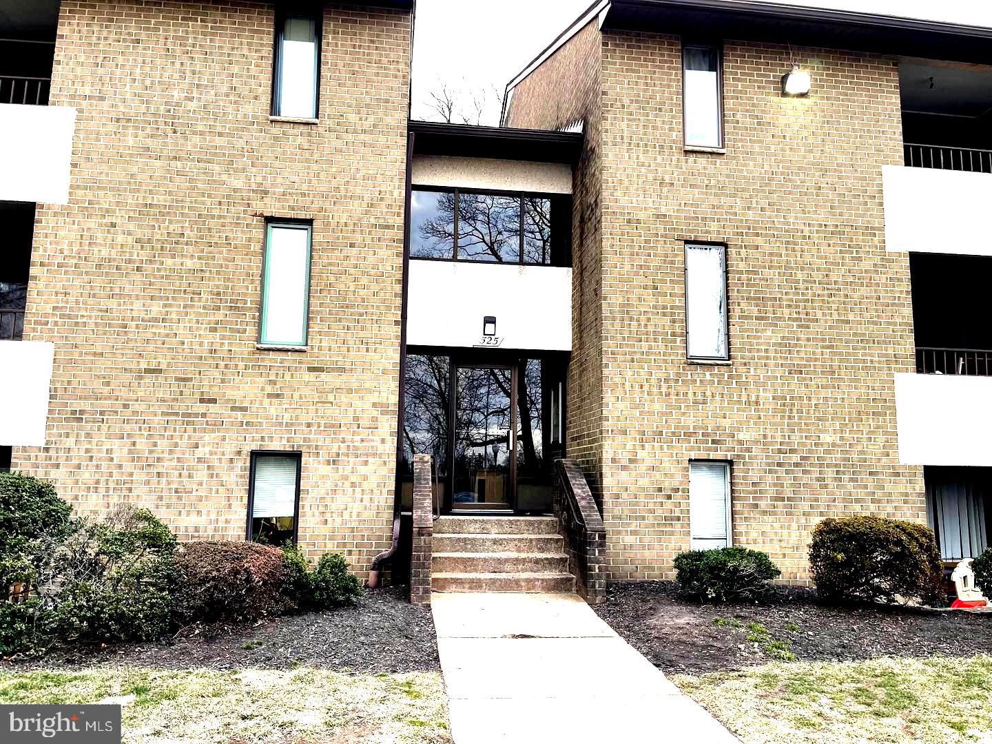*** Motivated Sellers!!!  Welcome to 2BR/2BA Condo  w/1351 sq  located popular on  1st floor  *** Open floor plan- Balcony off  LR  w/ nice view ***A/C Compressor replaced  2022, oven  replaced 2025*** Master BR w/ Walk in closet  offering extra storage, Sep DR, beautiful Pergo floors in LR & DR***Assigned parking*** Enjoy pool & clubhouse, Walk to historic Downtown Herndon ***Convenience to  Commuting routes, shop & restaurant, trails ***Tenant occupied*** Investor welcome***