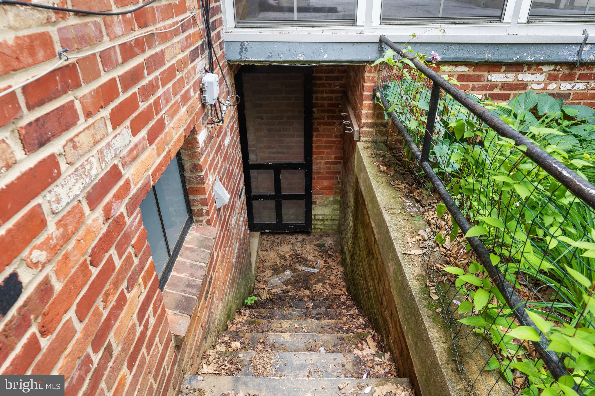 ROCKVILLE OUTSIDE - Land