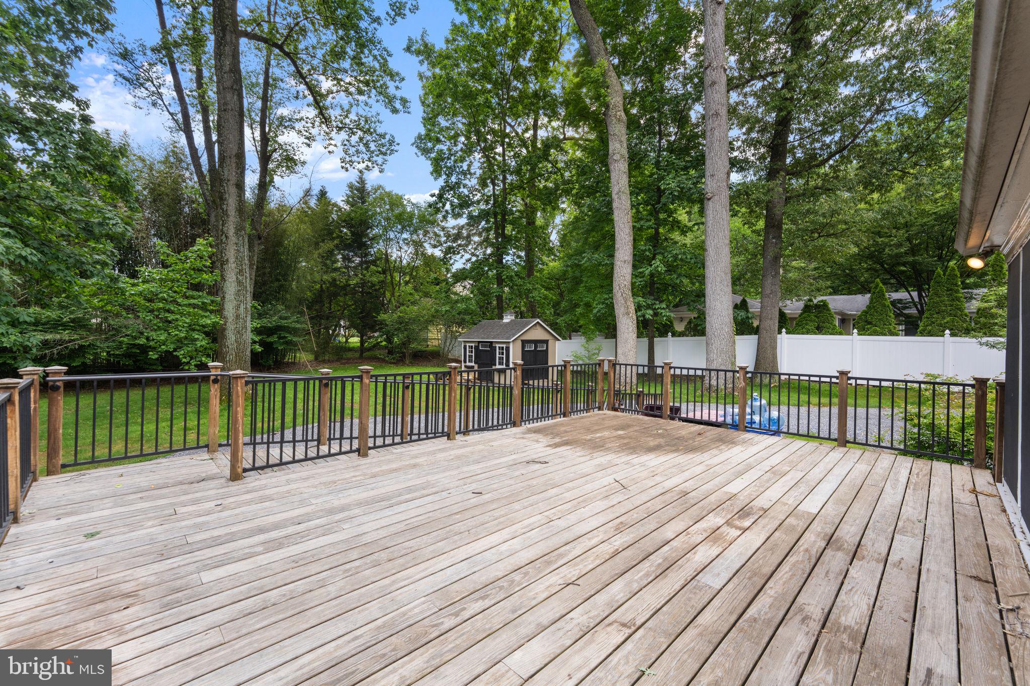 ROCKVILLE OUTSIDE - Land