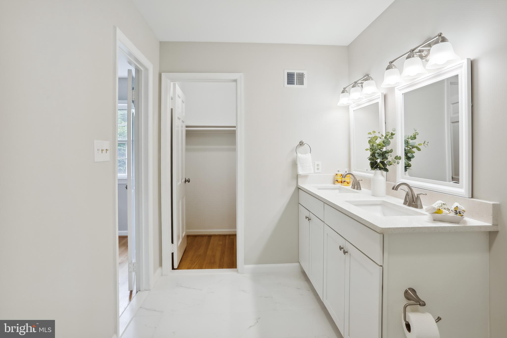 MONEYS CORNER - Residential