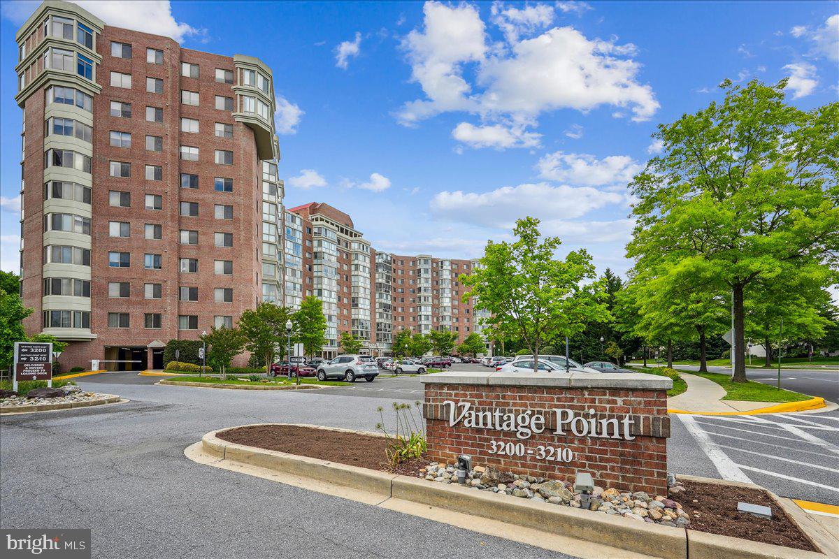 VANTAGE POINT WEST AT LW - Residential