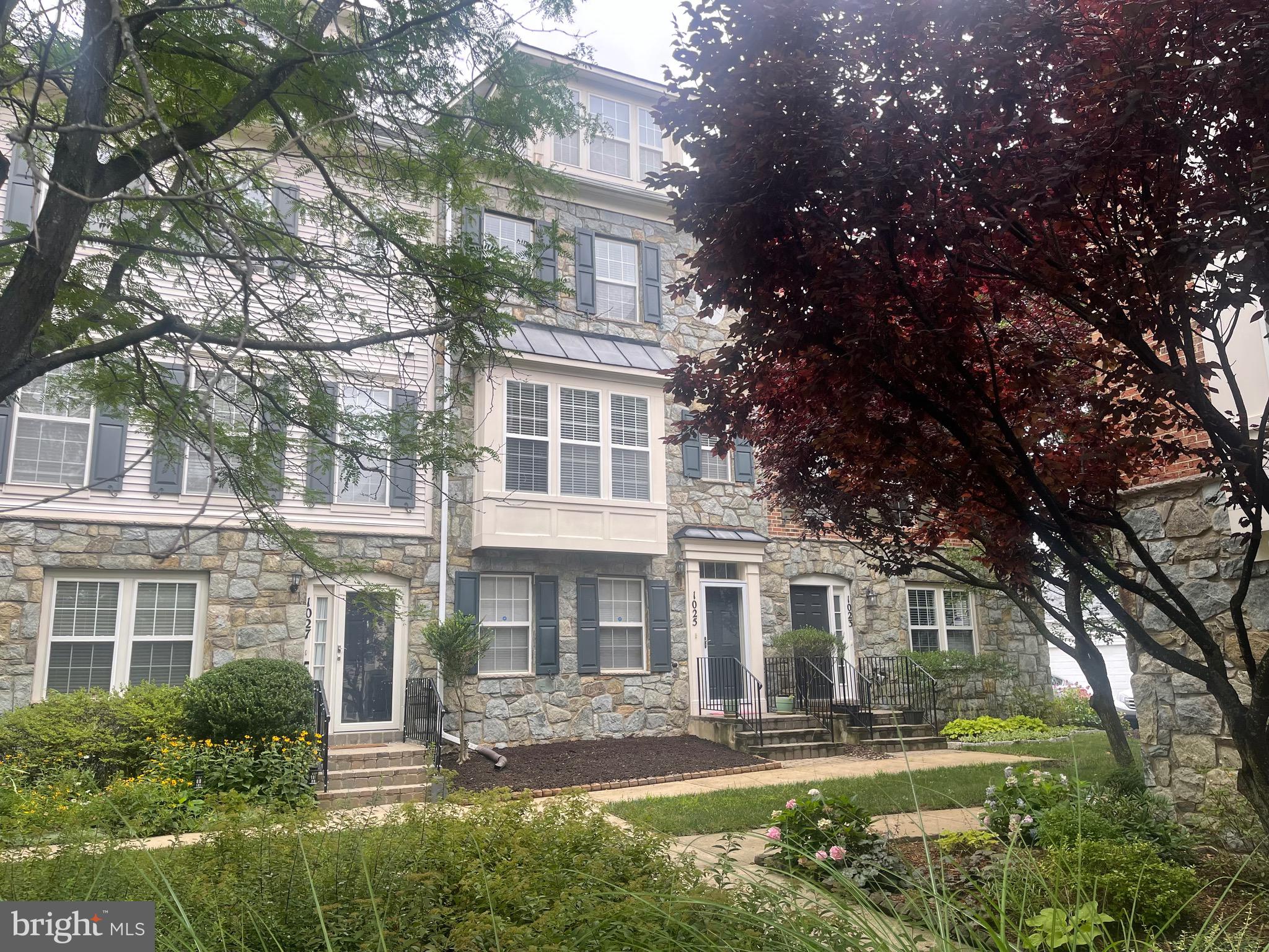 This beautiful four-level townhome in King Farm Bailey's Commons offers a fantastic view of a well-maintained courtyard. Inside, you'll find nine-foot ceilings with elegant crown molding and four bedrooms, including two primary suites, each featuring large bathrooms with separate showers and soaking tubs. The top-floor primary suite also boasts a cozy sitting area, perfect for work or unwinding. The home is equipped with three full bathrooms and one half-bath, along with walk-in closets and hardwood flooring. The kitchen shines with granite countertops and plenty of cabinet space. Additional features include a two-car garage and a long driveway for extra parking. French doors open to a generous 19-foot deck, ideal for summer meals. Plus, it offers easy access to I-270 for commuting and is conveniently located less than a mile from the Shady Grove Metro station.