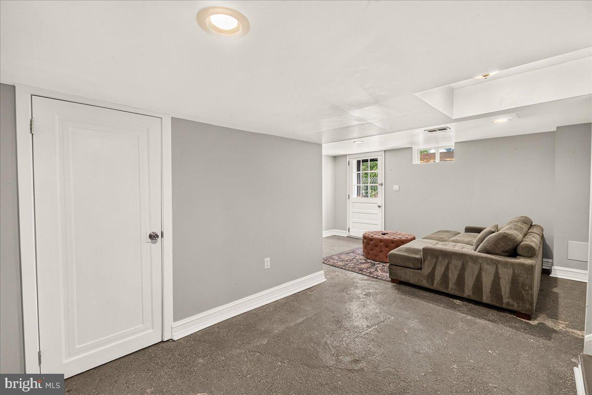 JEFFERSON BLVD - Residential