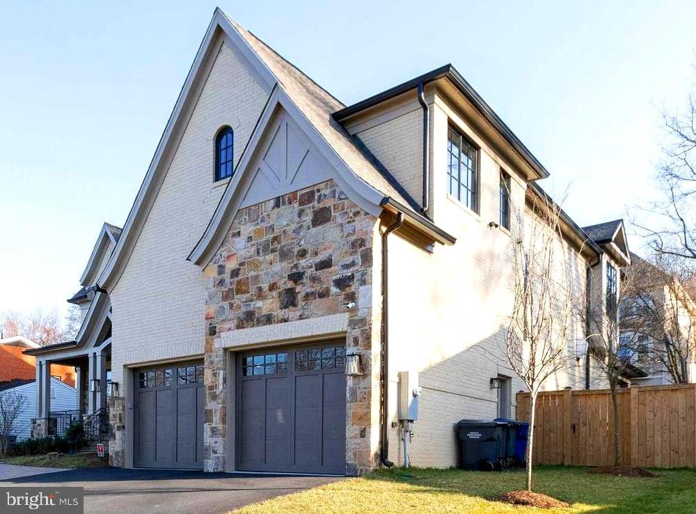 LANGLEY MANOR - Residential