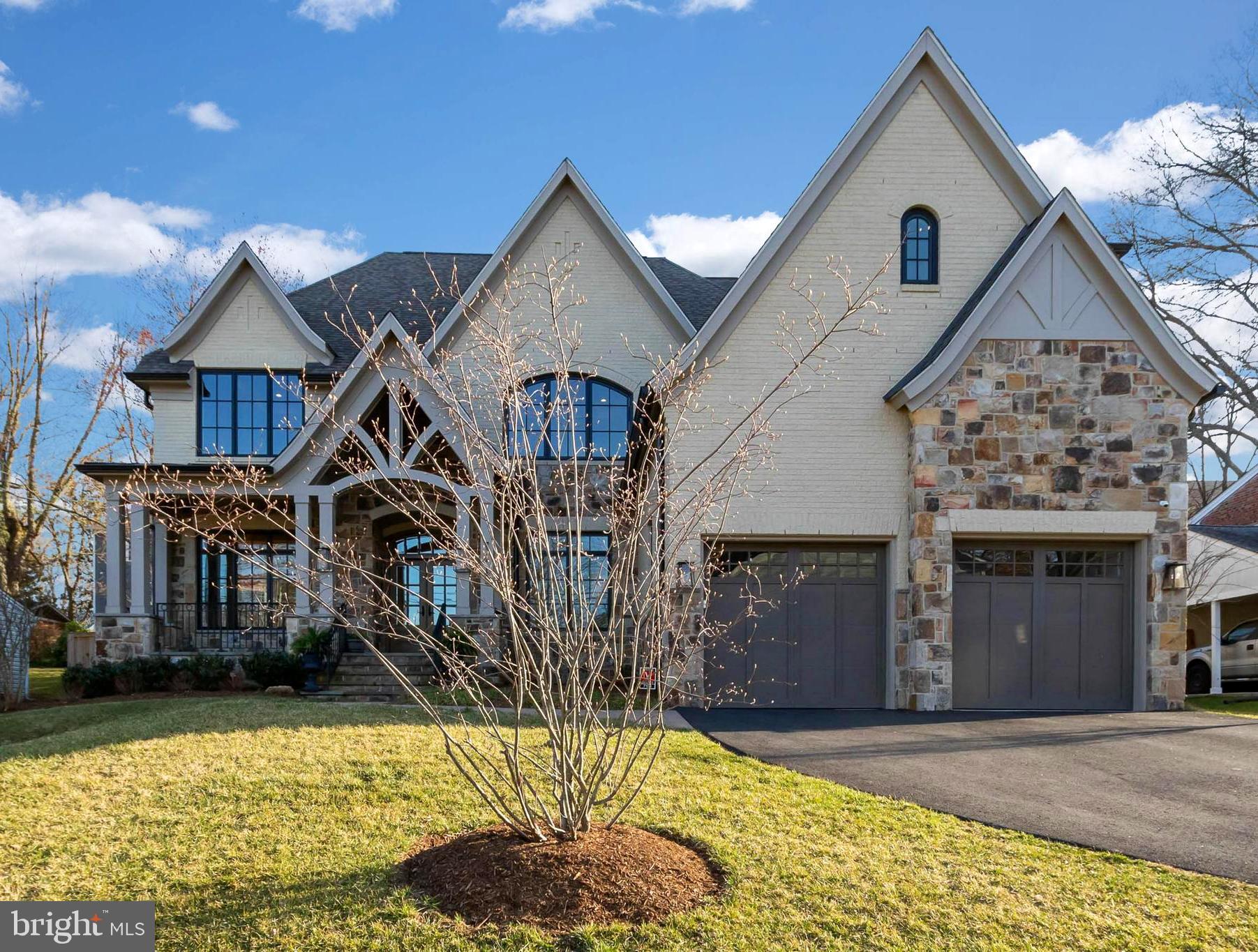 LANGLEY MANOR - Residential
