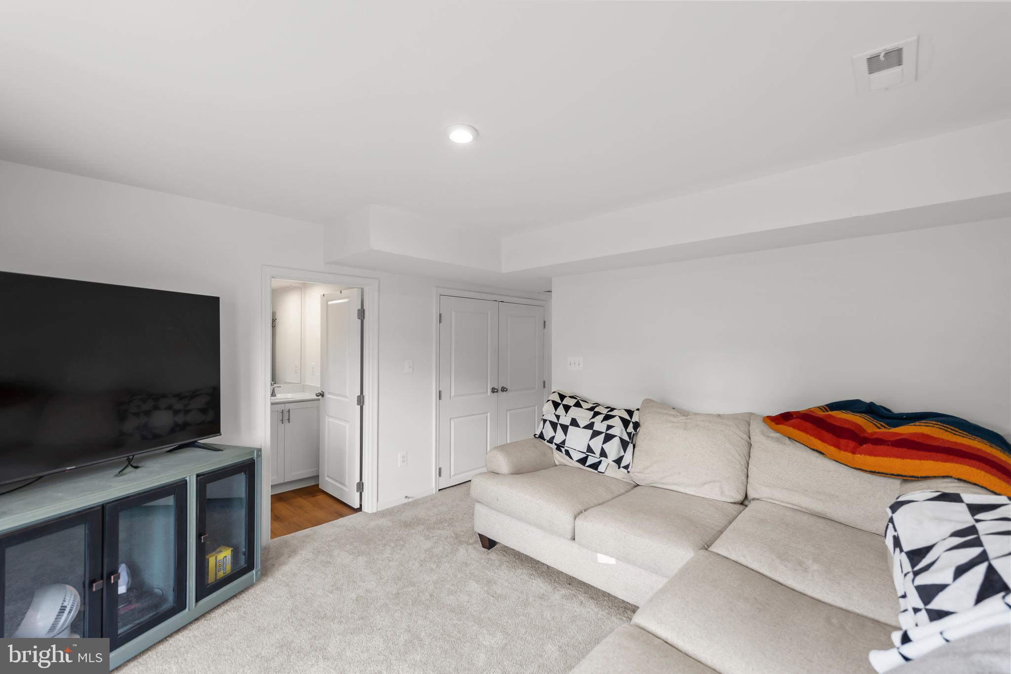 WHISPERING PINES - Residential