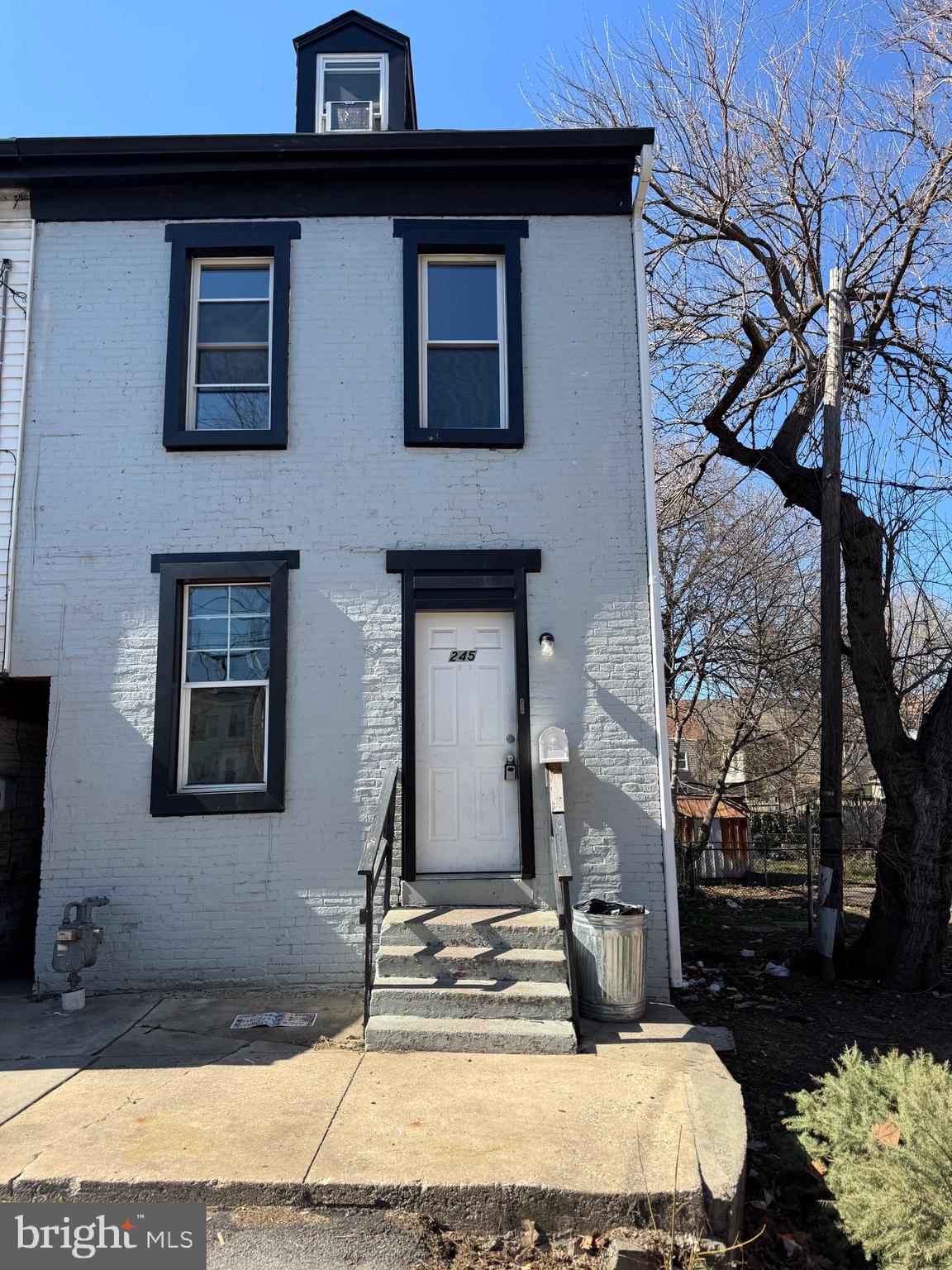 For rent is a 2 bedroom, 1 bath end unit town home in York city. Home is forced air natural gas heat. Fenced in rear yard. Dog allowed for $50 per month and $300 per fee.  No Smoking. $50 nonrefundable application fee required per applicant and if selected $50 admin fee. 615 Min. Credit Score Apartment will be getting a new cook stove