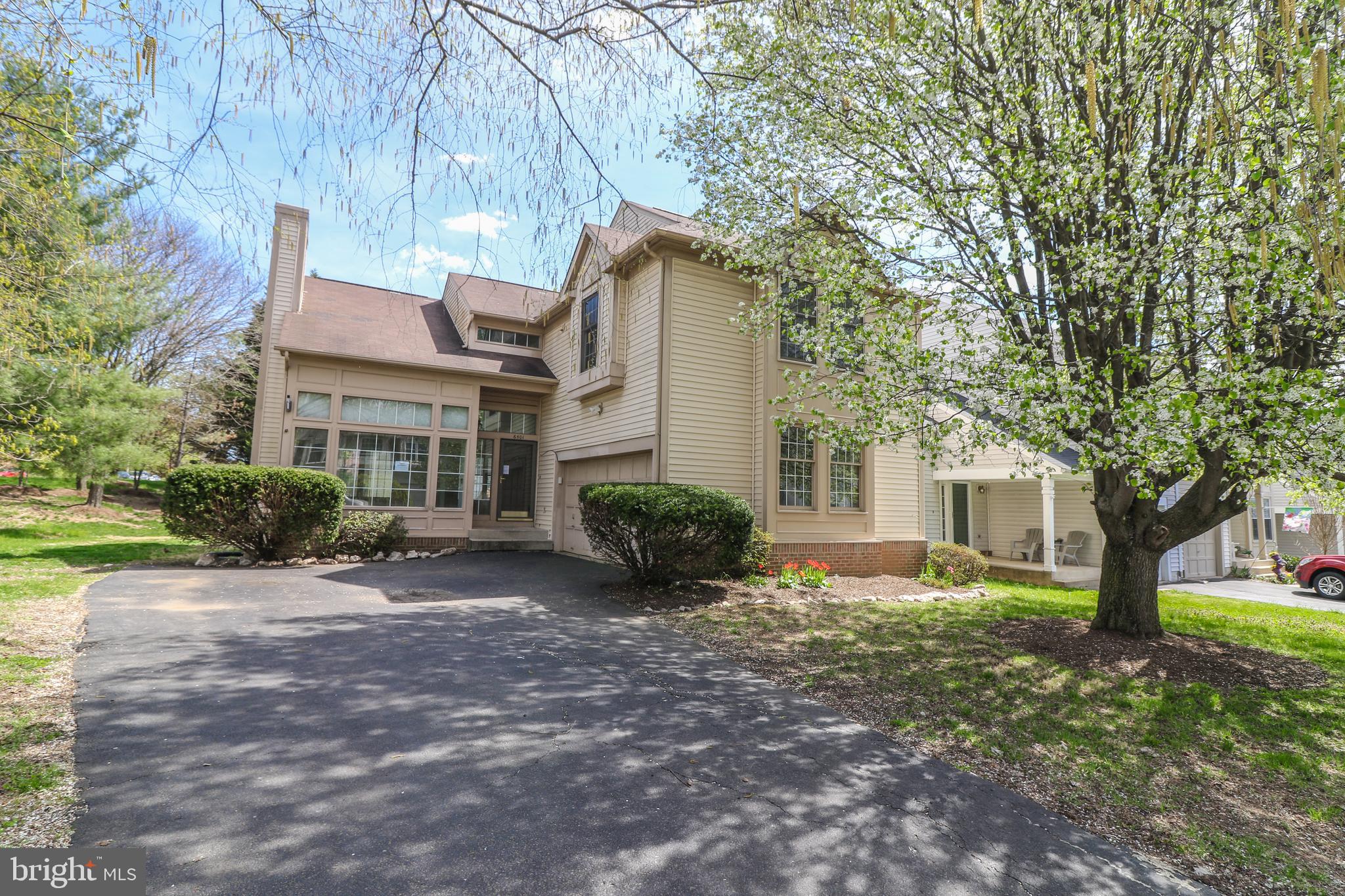 Rare end unit town home with two car garage!  Open floor plan with vaulted ceilings in family room!  Two fireplaces and  basement with wet bar and full bath! Close to trails!  Must See!