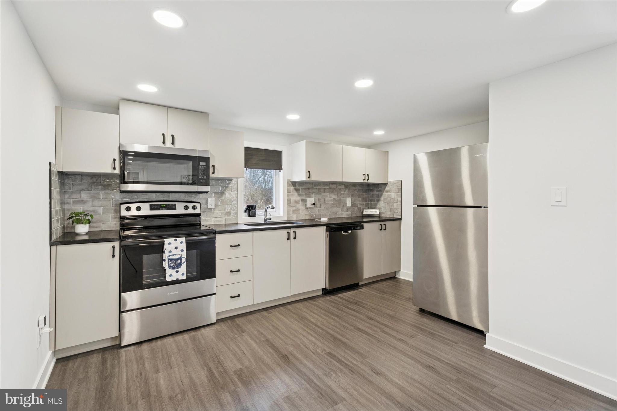 NEIGHBORS OF CREEKVIEW COURT - Residential