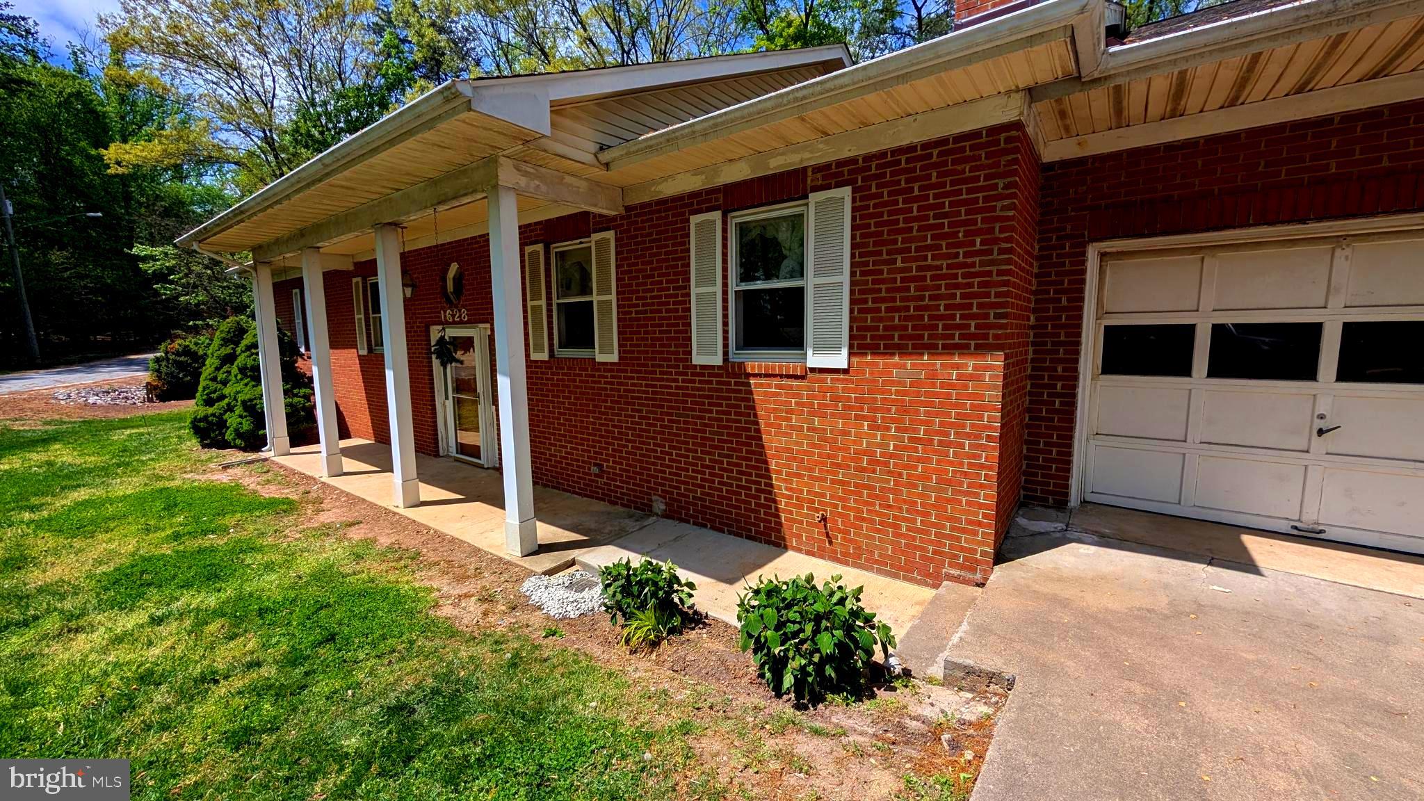 Single Family Split Foyer in Sought After Mount High Subdivision a Five (5) minute walk to the Historic Town of Occoquan & the Occoquan River with Shoppes, Restaurants, River Recreation and the Mill House Museum.  Commuter Lot for slug line to all points into Wash, DC and the Pentagon is walking distance or a Two (2) minute drive from the property.  VRE Station is a 5-minute drive along with Access to the HOV Hot Lanes and 95 North & South as well as Rt123 into Fairfax County. 

Features Oversized Cozy 4 Bedrooms, 3 Full Baths w/a2 Car Garage & Brand New Architectual Shingle Roof, Brand New Hot Water Heater and one year old HVAC. New side by side stainless steel refrigerator &  dishwasher. Needs an interior cosmetic remodel, put your own touch to this Gem.  Don't miss out.