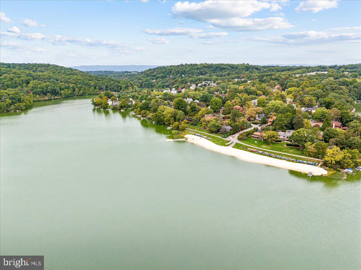 VILLAS LAKE ANITA LOUISE - Residential