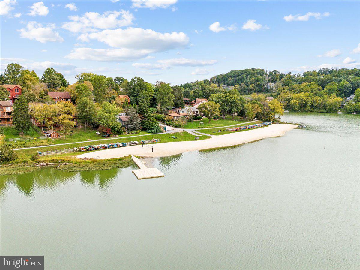 VILLAS LAKE ANITA LOUISE - Residential