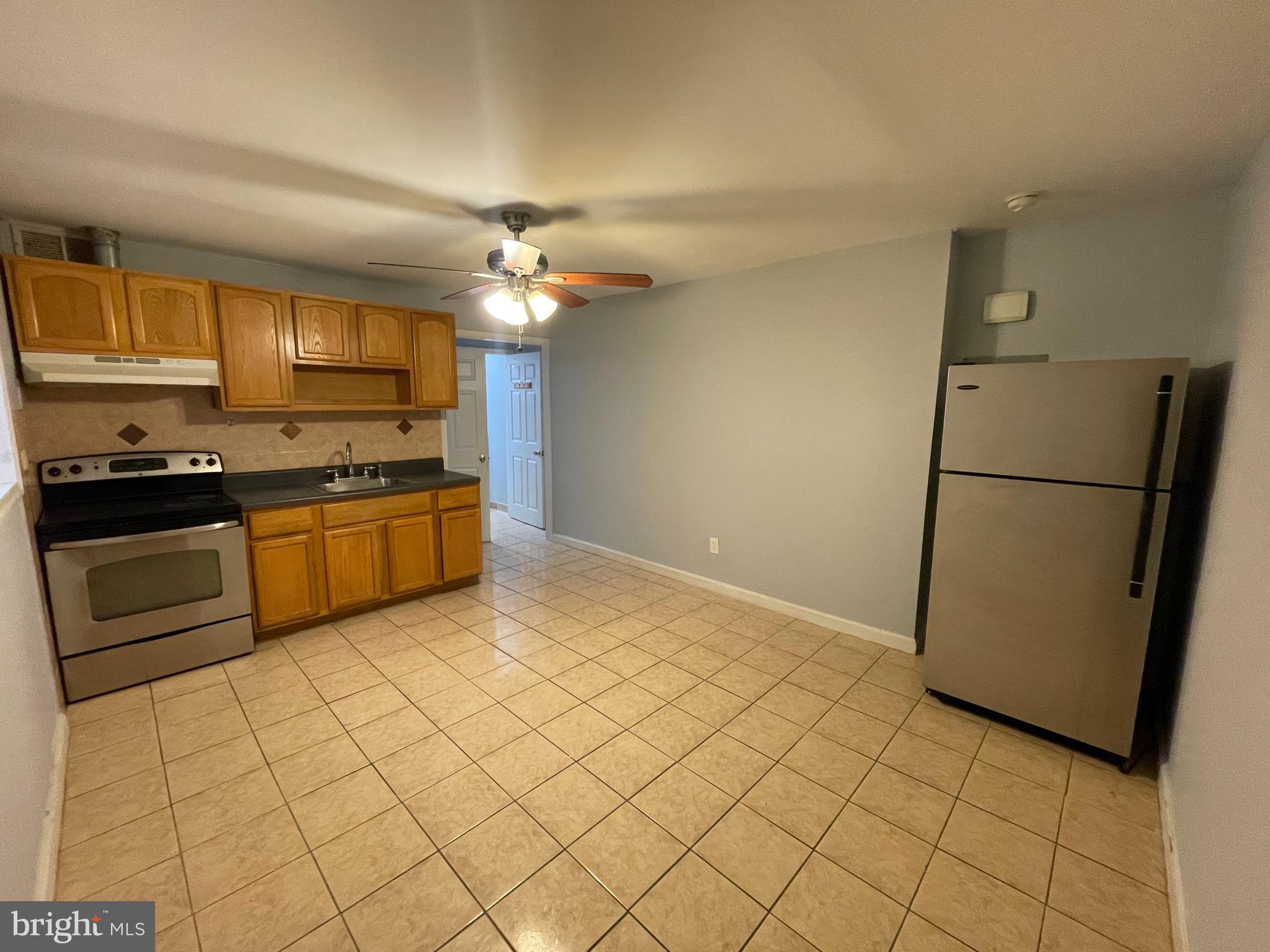 Live in style in this modern 1-bedroom, 1-bathroom apartment! 🏡✨
 Fully electric ⚡, this cozy and functional space is perfect for anyone looking for a comfortable and practical home. The kitchen comes equipped with an electric stove and refrigerator 🍳🧊, and the sleek, contemporary design makes the most of every corner. The bedroom is bright and comfortable 🛏️, and the modern bathroom has everything you need 🚿. Located in a safe area with easy access to transportation and shops 🚗🛍️, this apartment is move-in ready. 

Don’t miss out on this great opportunity! 💼🔑
