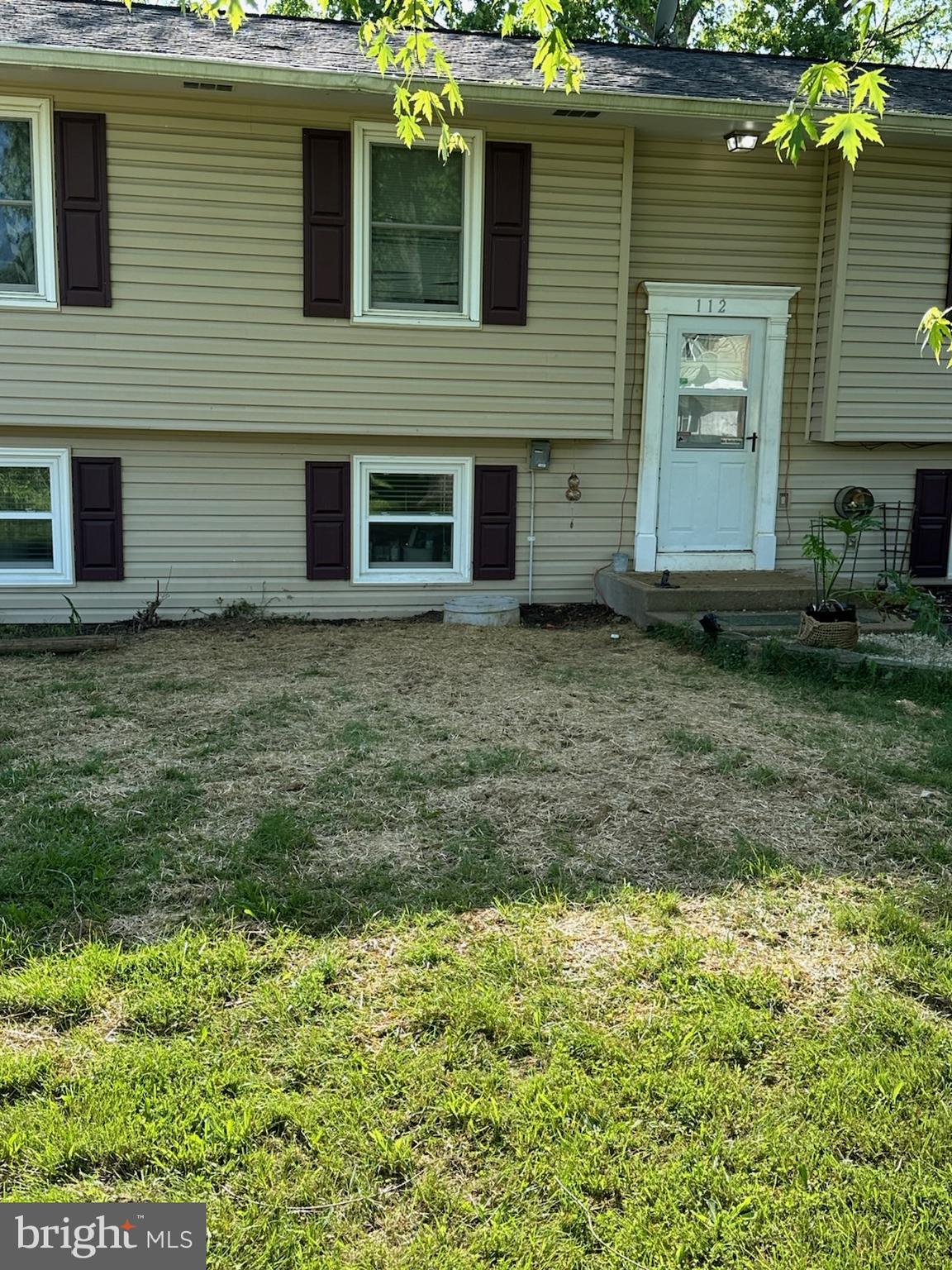 Just painted, ready to rent . . . . . .  Finished lower level of Split Foyer. Nice Kitchen with eating area.
Large backyard, fully fenced. Lower level, large family room/ recreation room. Close to schools, shopping and 2 miles west of Route 95. Come see, ready!