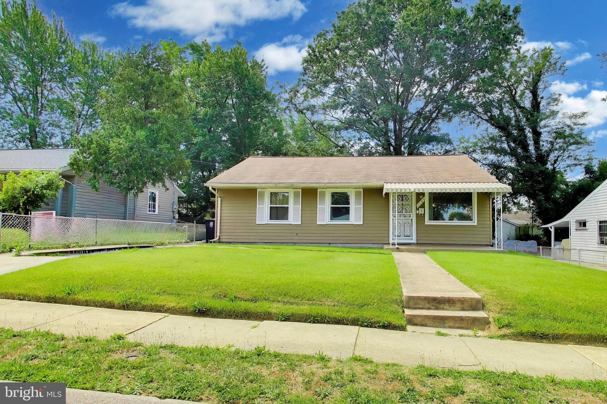 SOUTH LAWN - Residential
