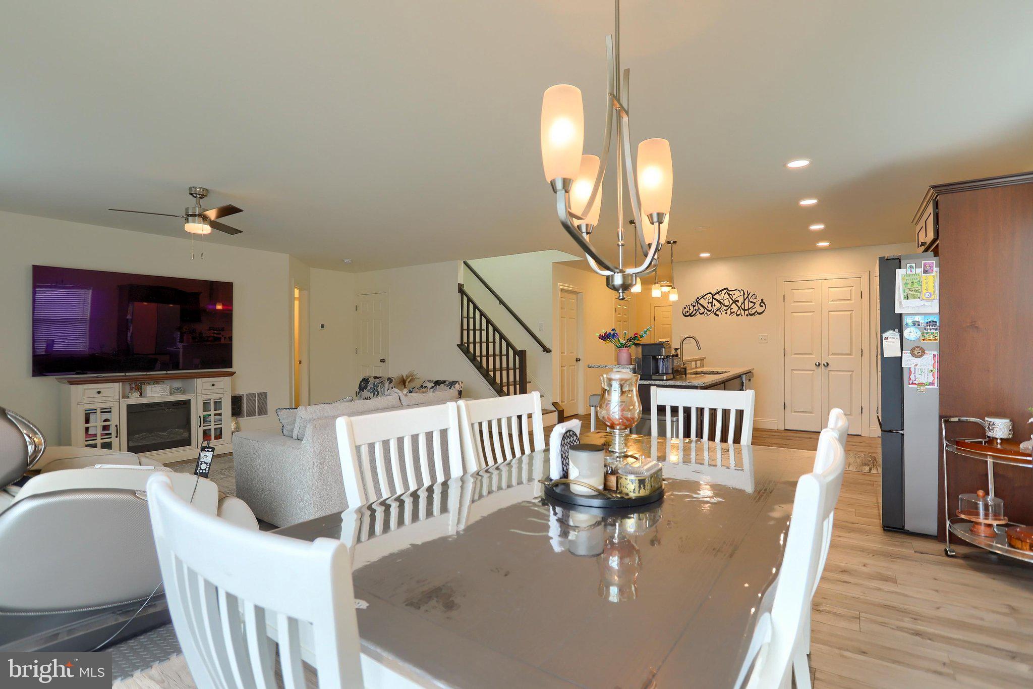 WINDY HEIGHTS, THE NEW - Residential