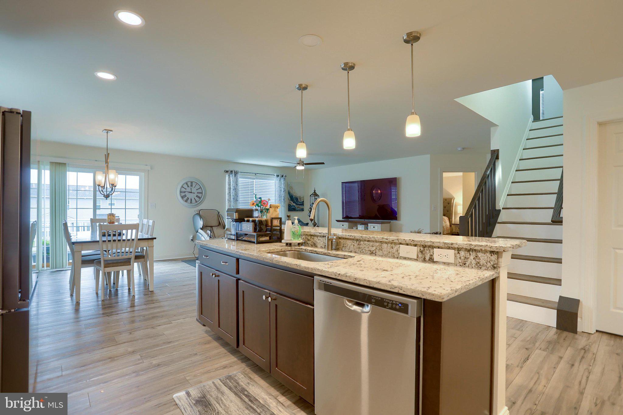 WINDY HEIGHTS, THE NEW - Residential