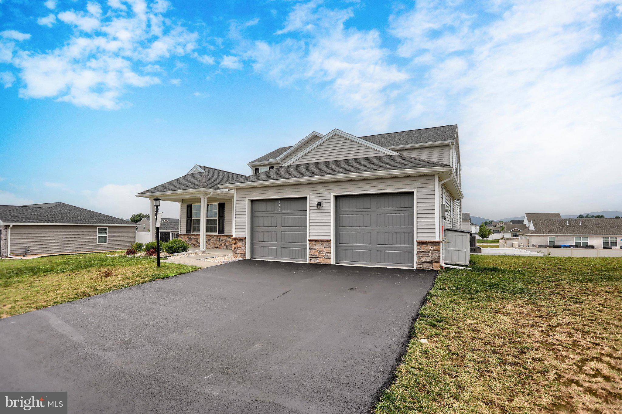WINDY HEIGHTS, THE NEW - Residential