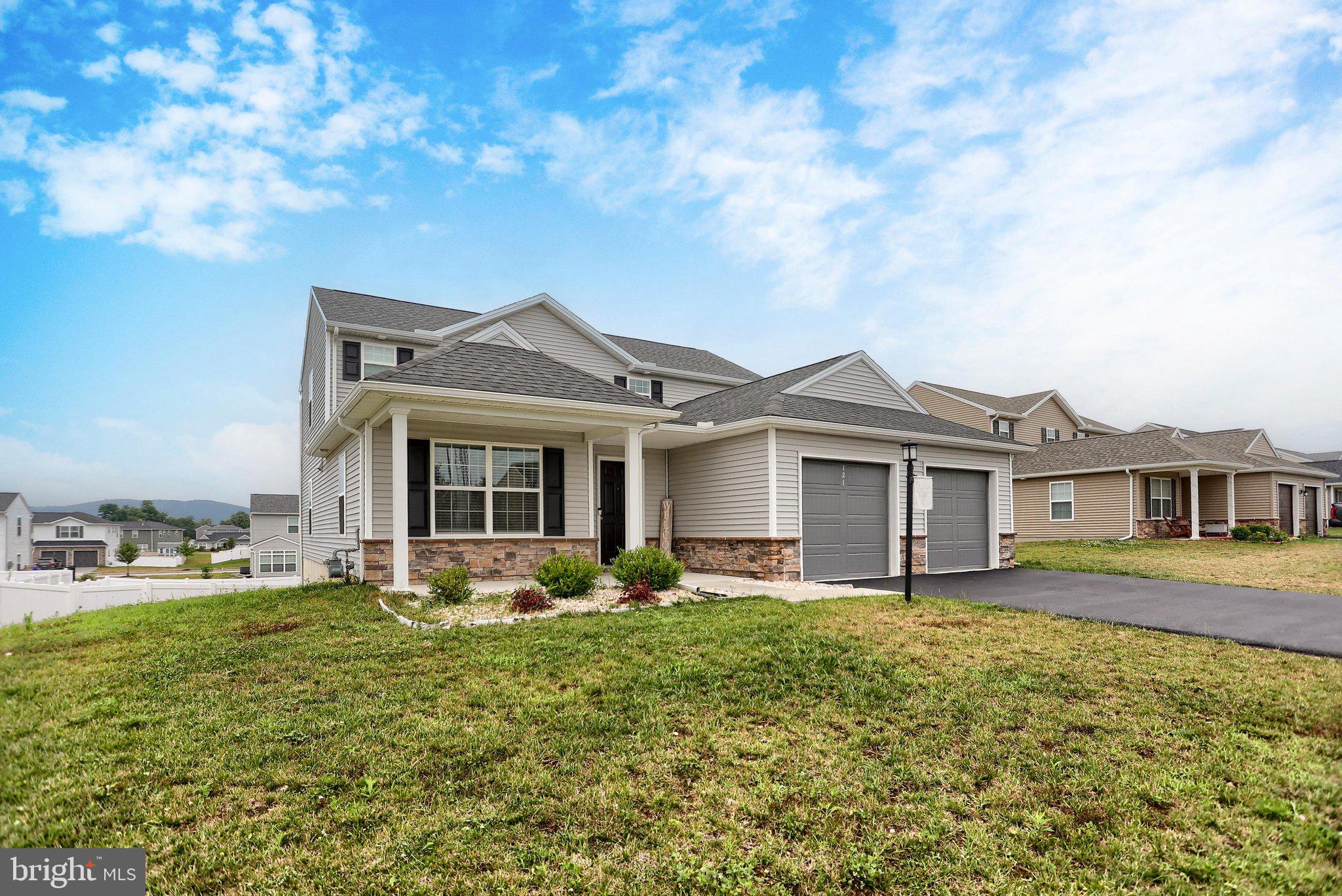 WINDY HEIGHTS, THE NEW - Residential