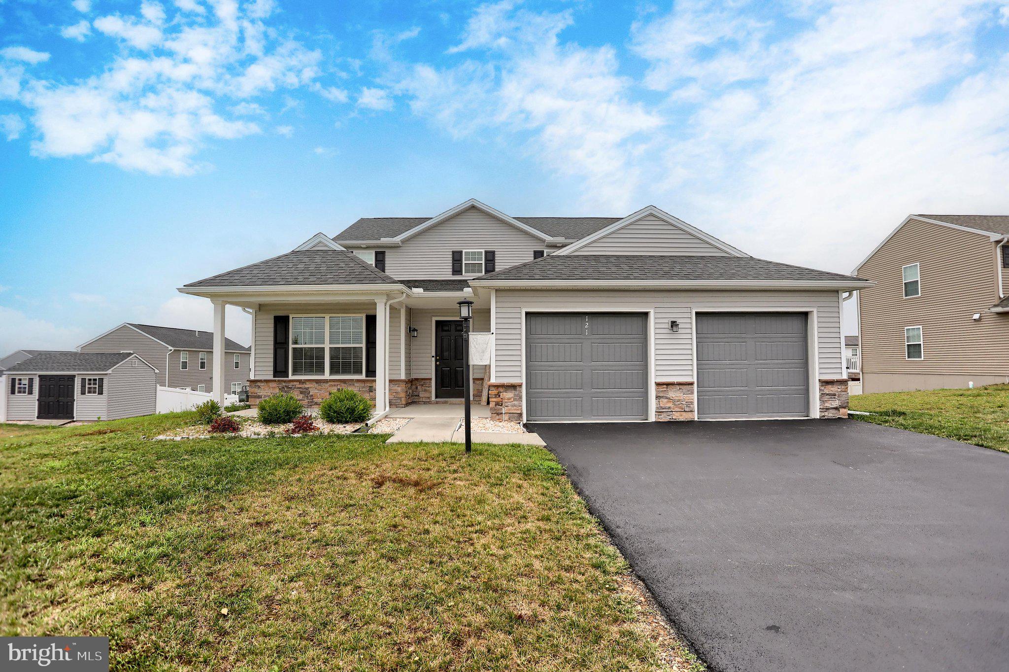 WINDY HEIGHTS, THE NEW - Residential