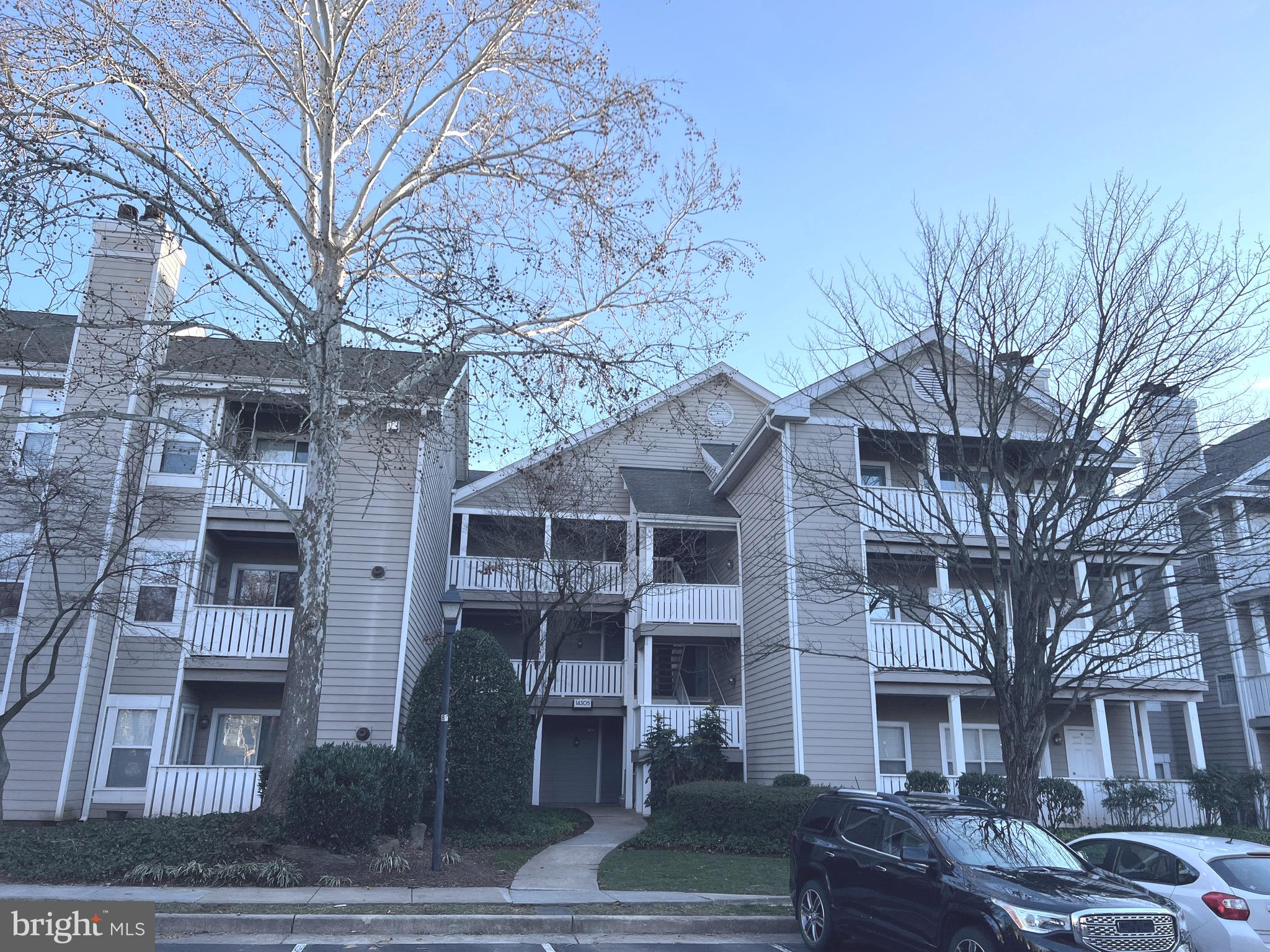 2 bedroom and 2 full bath condo in Sanderling Community. Minutes to I-66, Rt 29, Rt 28 and New Braddocks Rd. Shoppings, Restaurants, Groceries, Movie Theater, Fitness center and many more to enjoy.  Washer and Dryer in unit, Hard floor throughout, Updated kitchen, Walk-out level, Back to trail and lake. One assigned spot comes with ample guest parkings.