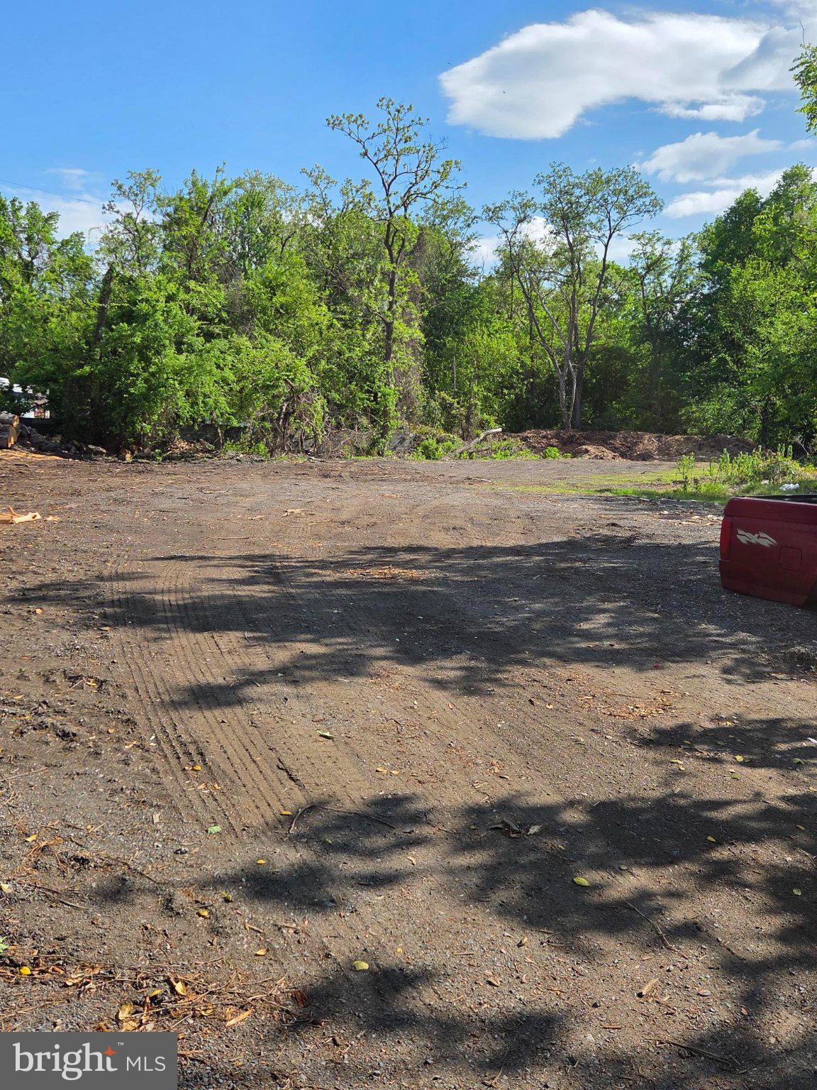 PROPERTY IS BEING SOLD IN CONJUNCTION WITH TWO OTHER PARCELS (TAX ID 1012010066 AND TAX ID 1012010067). ALL THREE PARCELS TOGETHER TOTAL 131,817 SQ FT, OR APPROXIMATELY 3.1 ACRES. SEE SEPARATE LISTINGS FOR THE OTHER TWO PARCELS. ALL THREE PARCELS ARE BEING SOLD TOGETHER. THERE IS FRONTAGE ON RICHMOND HIGHWAY FROM THE NORTH END OF THE CHURCH DAY CARE CENTER AND EXTENDING ONTO SHERWOOD HALL LANE TO KINGLAND ROAD ON THE RIGHT. CONTACT THE ALTERNATE AGENT, ED PAGETT FOR ANY ADDITIONAL INFORMATION. HE HAS TAXES & ASSESSMNTS FOR ALL 3 PARCELS. CONTACT THE OWNER, ED PAGETT FOR ANY ADDITIONAL INFORMATION. HE HAS TAXES & ASSESSMENTS FOR ALL 3 PARCELS AND HISTORIC INFORMATION THAT MAKES THESE PARCELS SO SPECIAL.