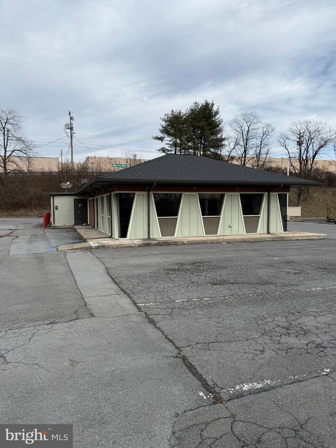 Former Pizza Hut shows well with lots of cosmetic upgrades in past 5 years. Selling as is but seller will welcome due diligence and inspection period with agreed contract. About 11,000+ cars per day.