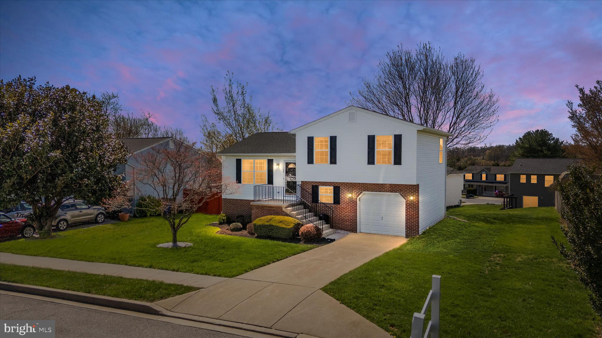 HIGHEST AND BEST BY Tomorrow (Tues. 4/13) 7PM - Seller has received multiple offers

Welcome to your next updated 3BD/2BA Hampstead home 🏡, thoughtfully designed to offer comfort, style, and a convenient location. Tucked at the end of the road and just a short walk from Panther Park 🌳, this property provides a peaceful setting with a little extra privacy. The exterior makes a great first impression with white vinyl siding, a sleek black front door, and a sharp black roof that give the home a fresh, modern look ✨. Inside, you’ll find stainless steel appliances and several important updates already completed, including the furnace, water heater, air conditioner, roof, washer, and dryer. A fully screened-in sunroom fills the home with natural light and adds a relaxing space to enjoy throughout the seasons, while the white and grey vinyl deck offers the perfect spot for entertaining or unwinding outdoors.🍃

Homes with this kind of setting and style don’t last long — schedule your showing before it’s gone 🏡✨
