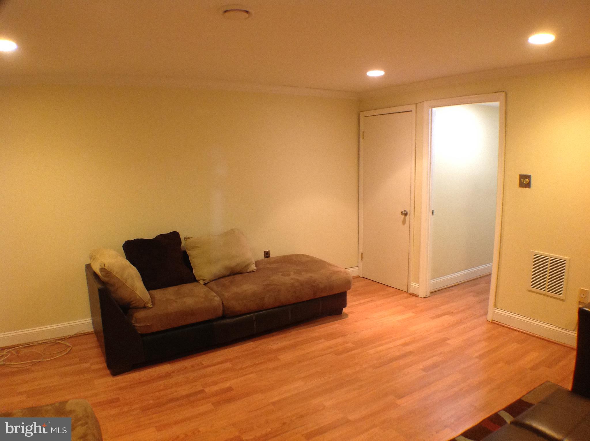 MONTGOMERY KNOLLS - Residential