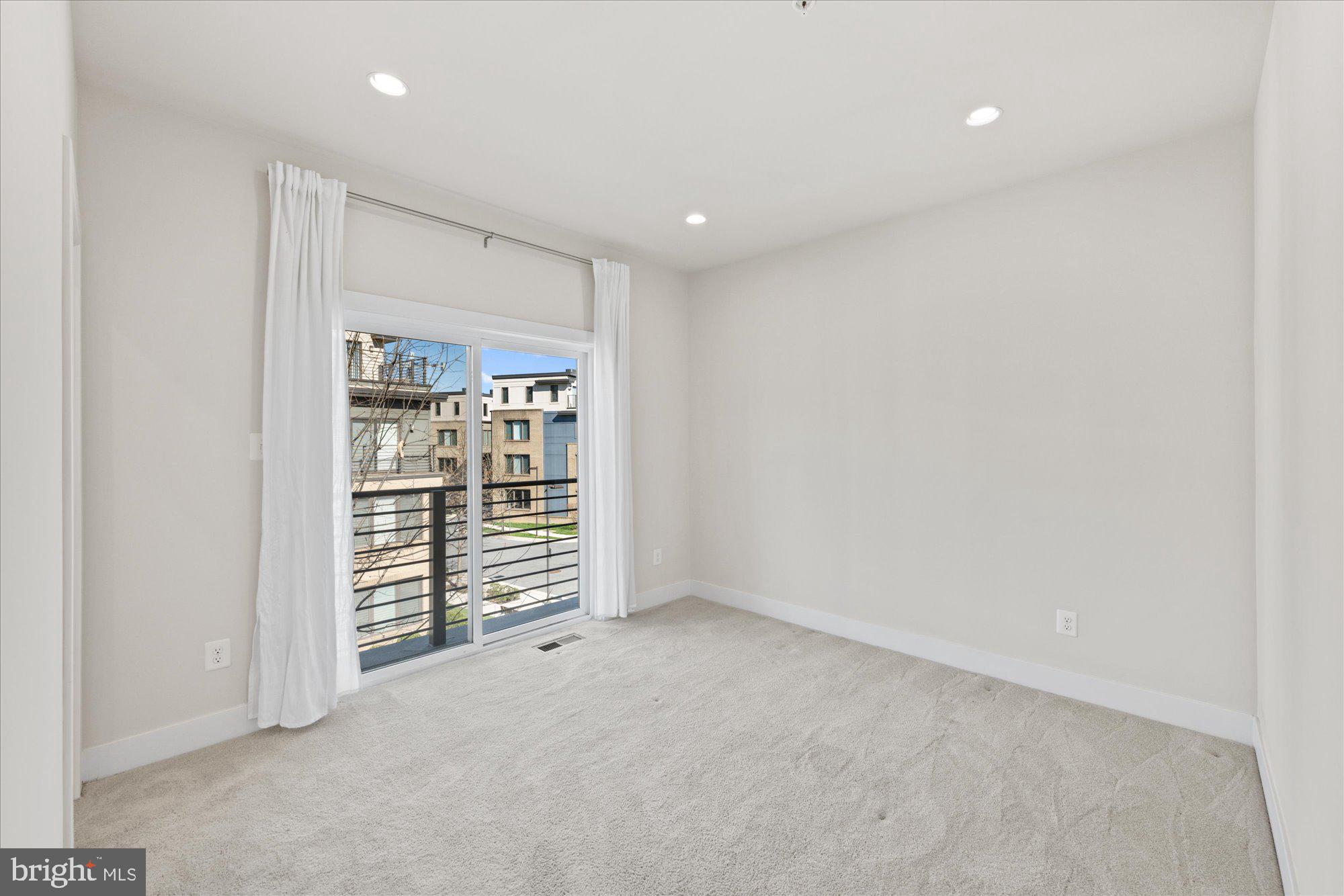 MONTGOMERY ROW - Residential