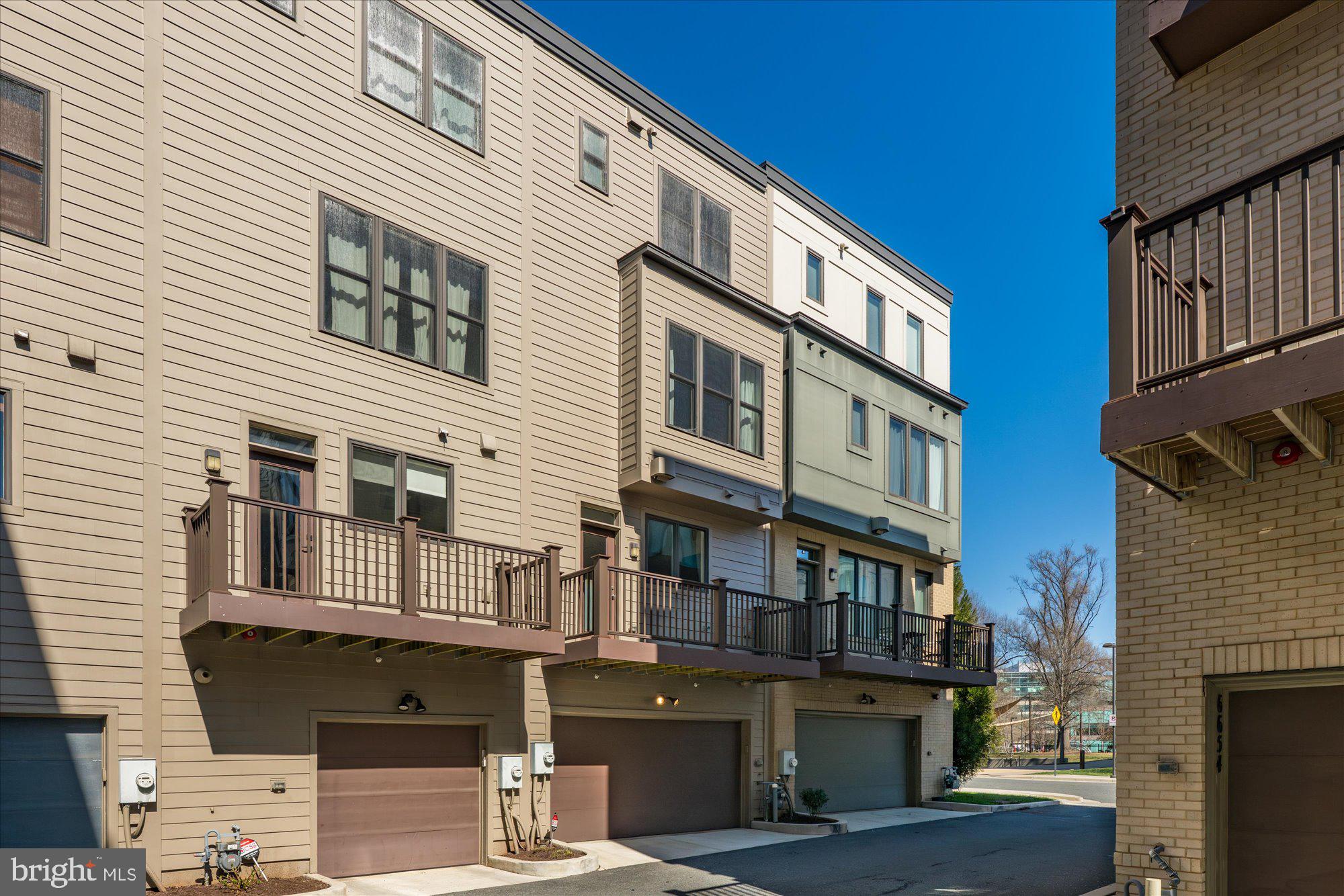 MONTGOMERY ROW - Residential