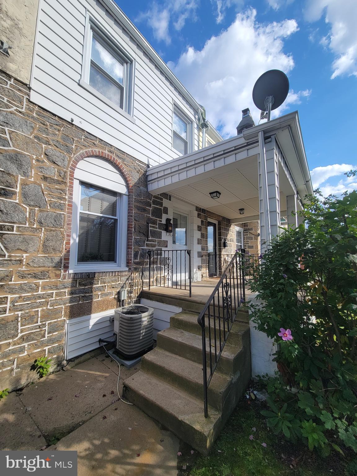 BEAUTIFUL HOME IN OVERBROOK PARK 
3 BEDROOMS
2 FULL BATHROOMS
OPEN CONCEPT 
CONVERTED WALK IN CLOSET (CAN BE CONVERTED BACK TO MAKE A 4 BEDROOM HOUSE)
FINISHED BASEMENT 
CENTRAL AIR 
LAUNDRY ROOM 
2 CAR PARKING