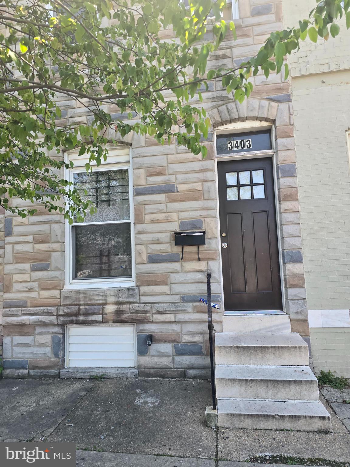 PROPFESSIONAL PHOTOS TO COME! Well maintained 3 bedrooms, 1 bathroom townhome with fenced in backyard. Tenant Occupied, please contact Lisitng Agent for showings.