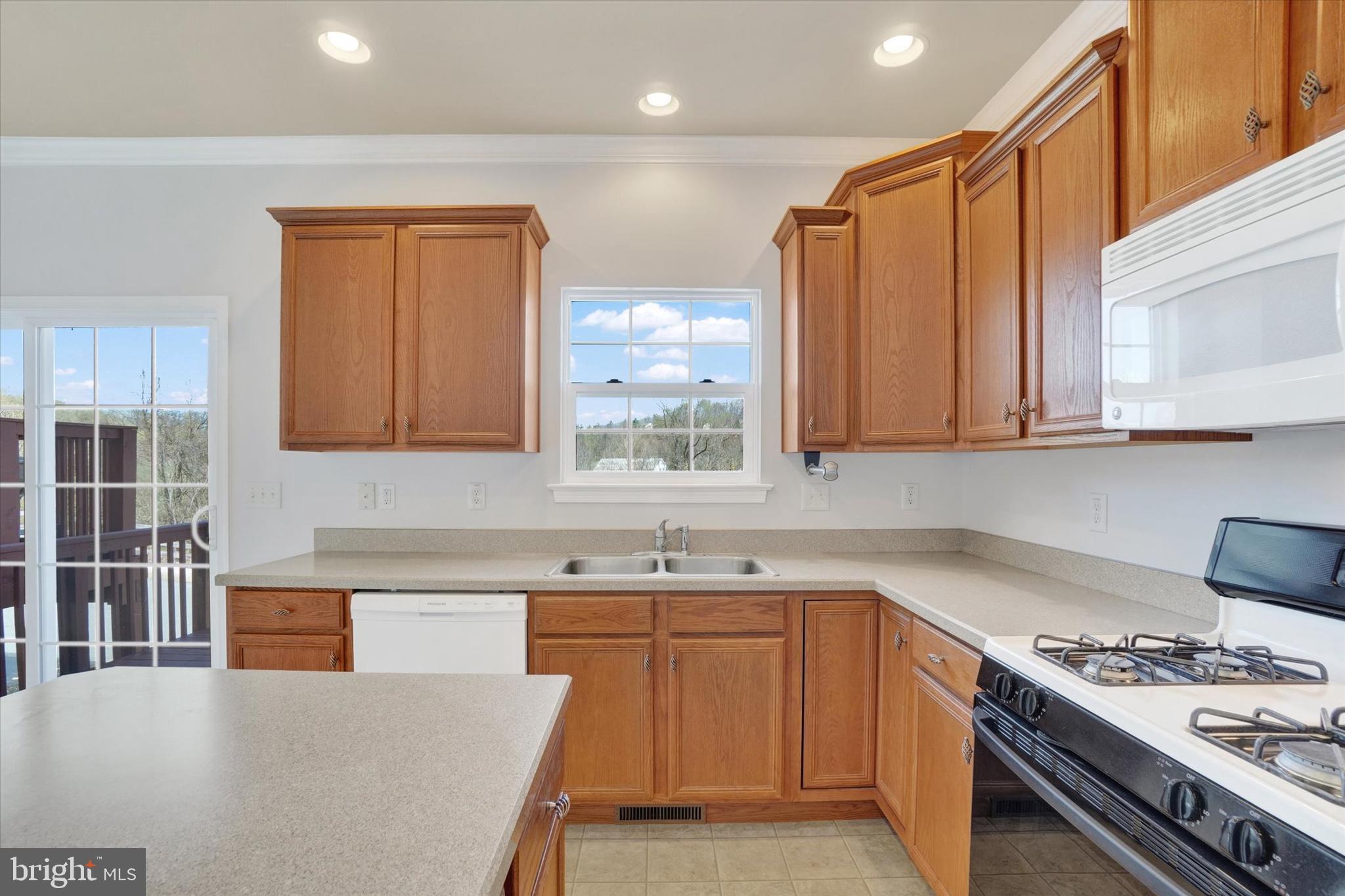 HUNT CLUB CONDOS - Residential