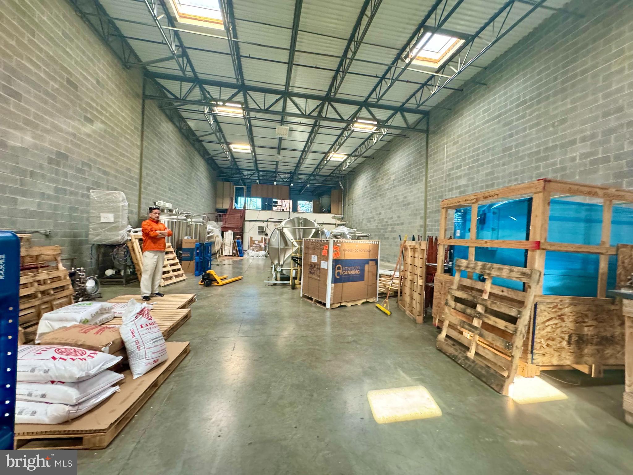 DULLES TRADE CENTER - Commercial Sale