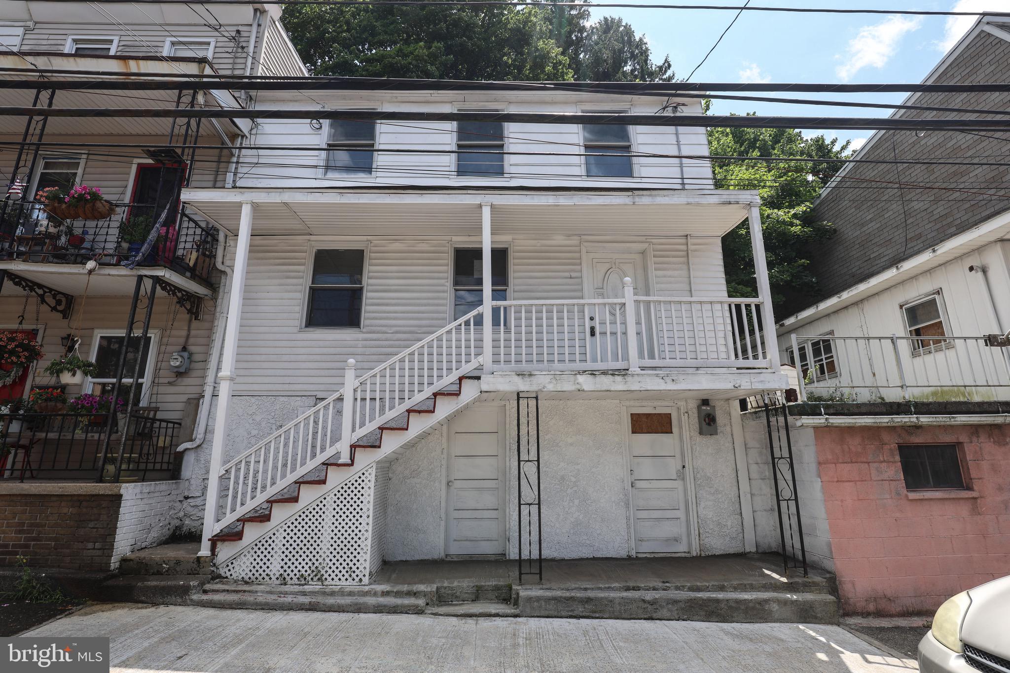 3 Bedroom, 2 Bathroom Investment Home in Pottsville, PA.   Over 1300 Sq ft to work with.  Bring your contractor and bring your imagination.  Walking distance to down town & restaurants.  Cash sales only.  Sold as-is.  Buyer responsible for clean out.  Call today for more info!