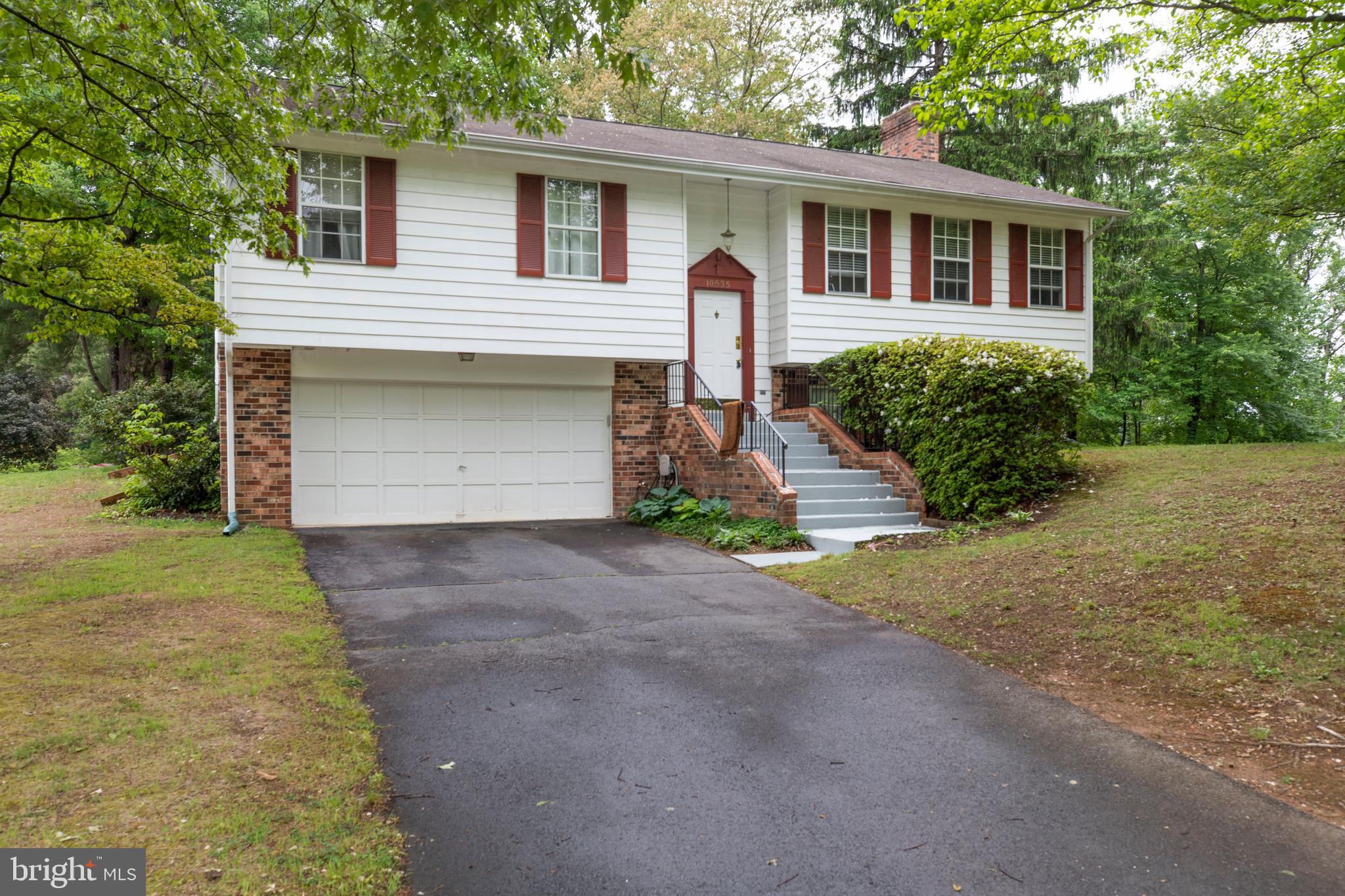 Bright spacious single-family house in a private lot 0.68ac, beautifully landscaped, 4beds and 3full baths, hardwood floors throughtout in main level, kitchen with granite countertop, cozy rec room with full bath in walkout basement. top schools and a good location.