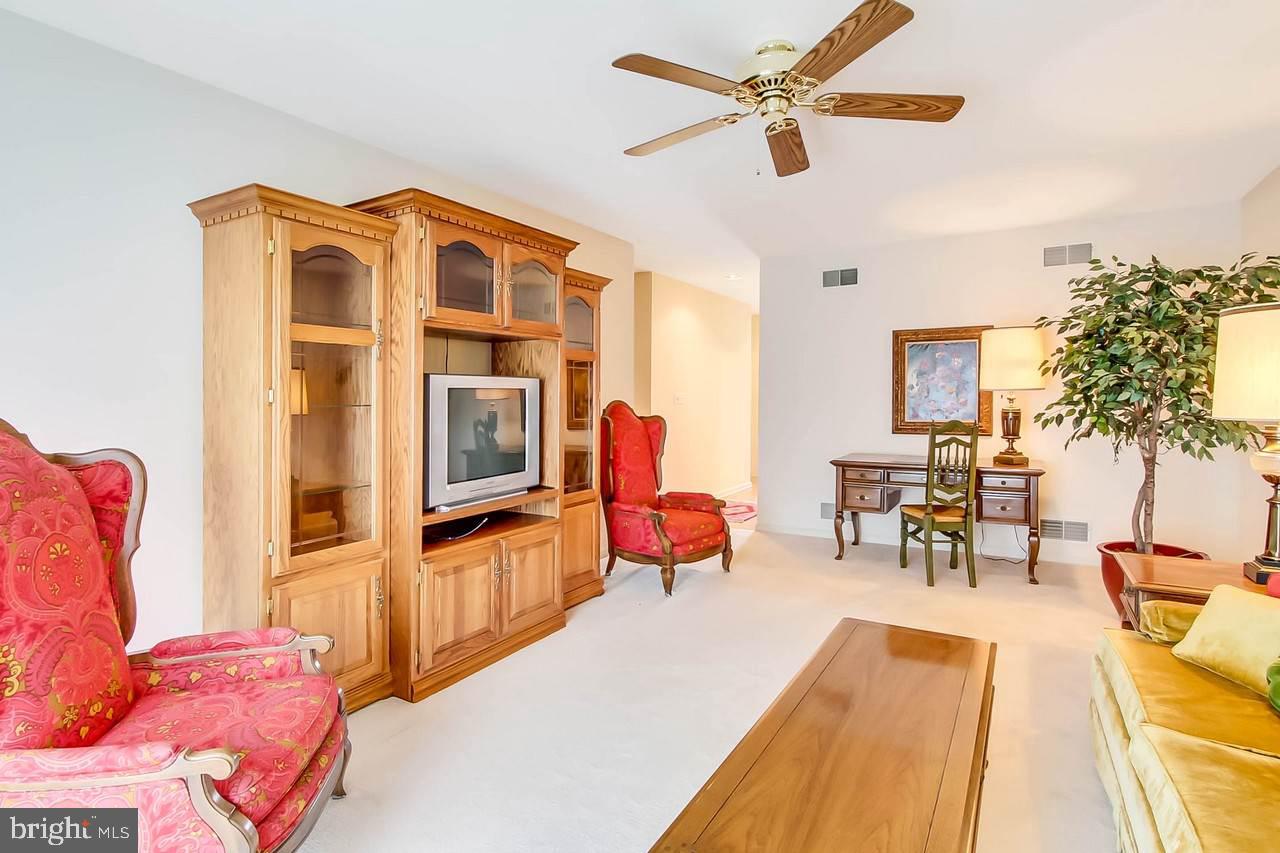 WHITE OAK MANOR - Residential