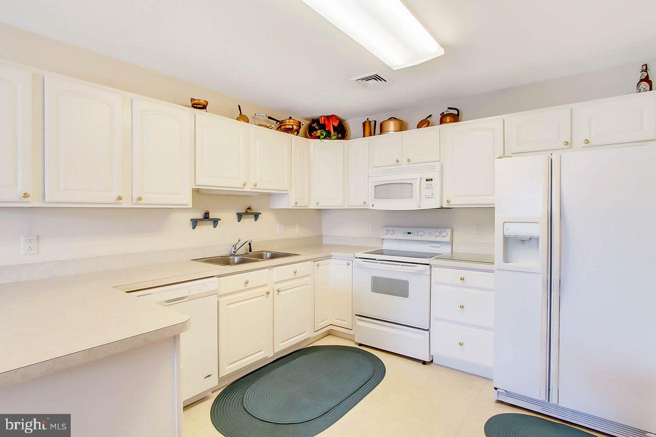 WHITE OAK MANOR - Residential
