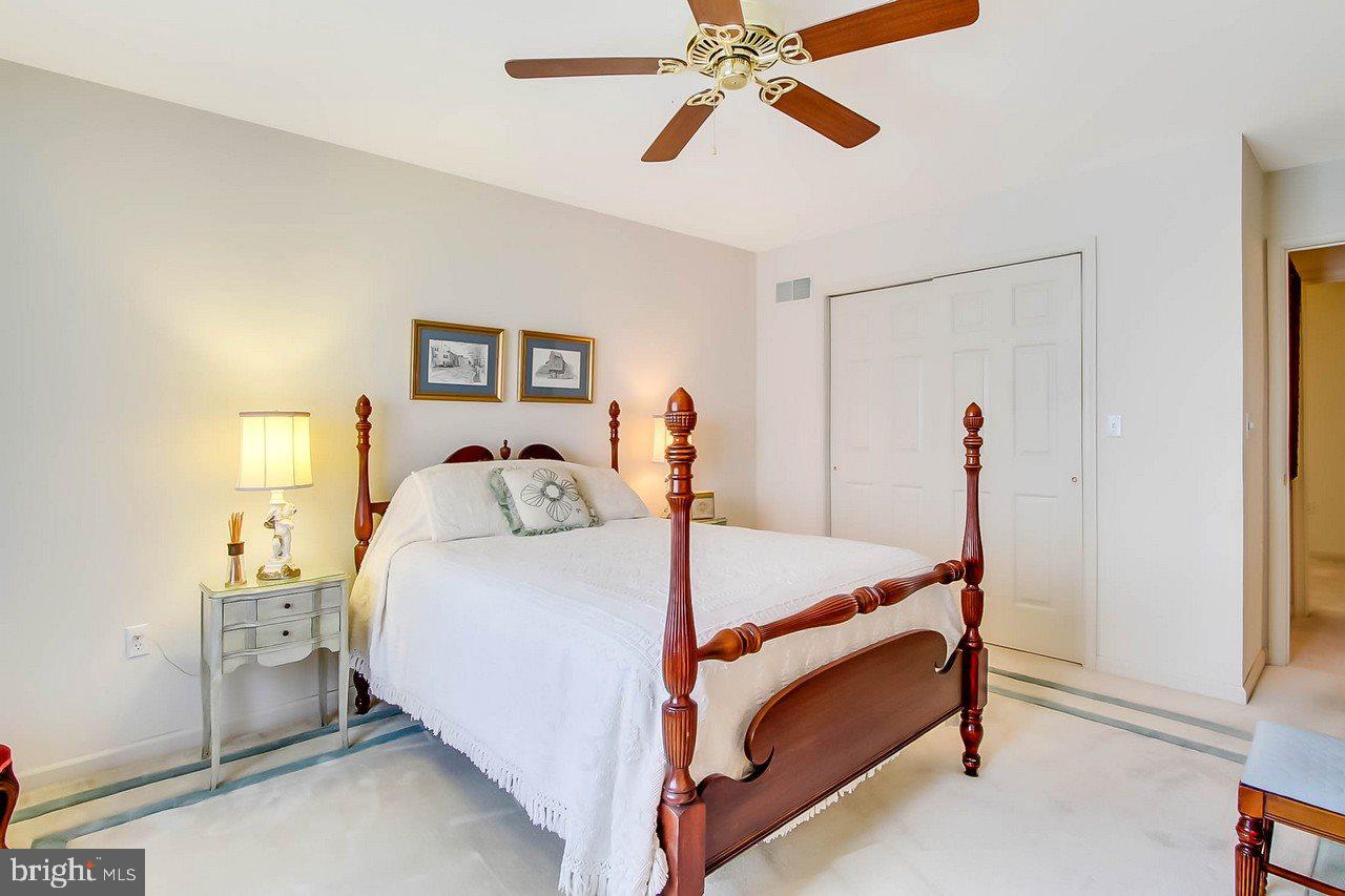 WHITE OAK MANOR - Residential