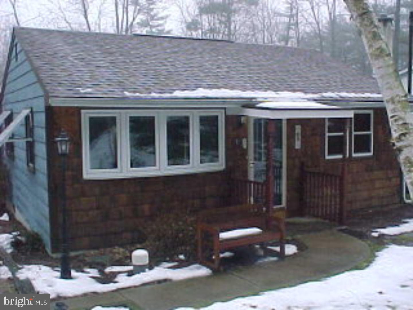 NICE LAKE FRONT SINGLE ON THE SOUTH SIDE OF SWATARA LAKE. GREAT LOCATION FOR FULL TIME LIVING OR YOUR VACATION GET AWAY. PRICED FOR QUICK SALE.   Mailing Address Continued: PINE GROVE Amp: 100