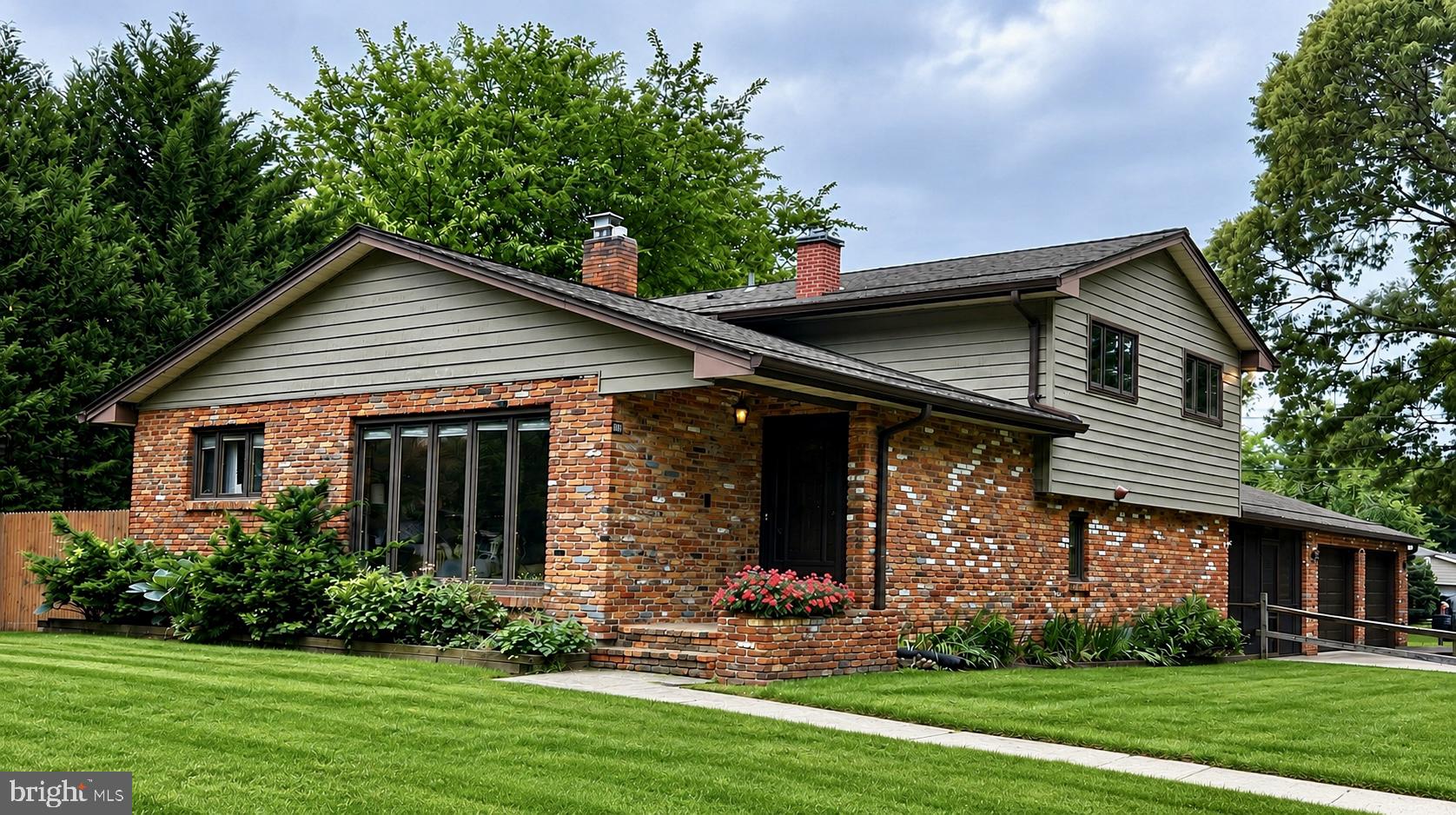 MANHATTAN MANOR - Residential