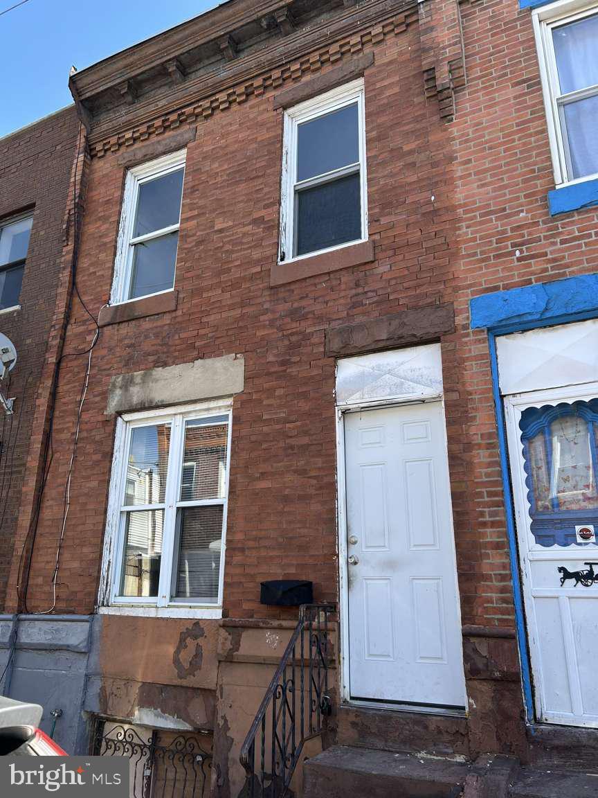 Located on a quiet and friendly block, 2513 S Fairhill Street is a classic South Philadelphia rowhome. It is close to Oregon Avenue shopping and dining area and I-95, I-76. Close to public transportation. This is an excellent opportunity for investors, contractors or buyers who want to enjoy the two bedroom rowhome.