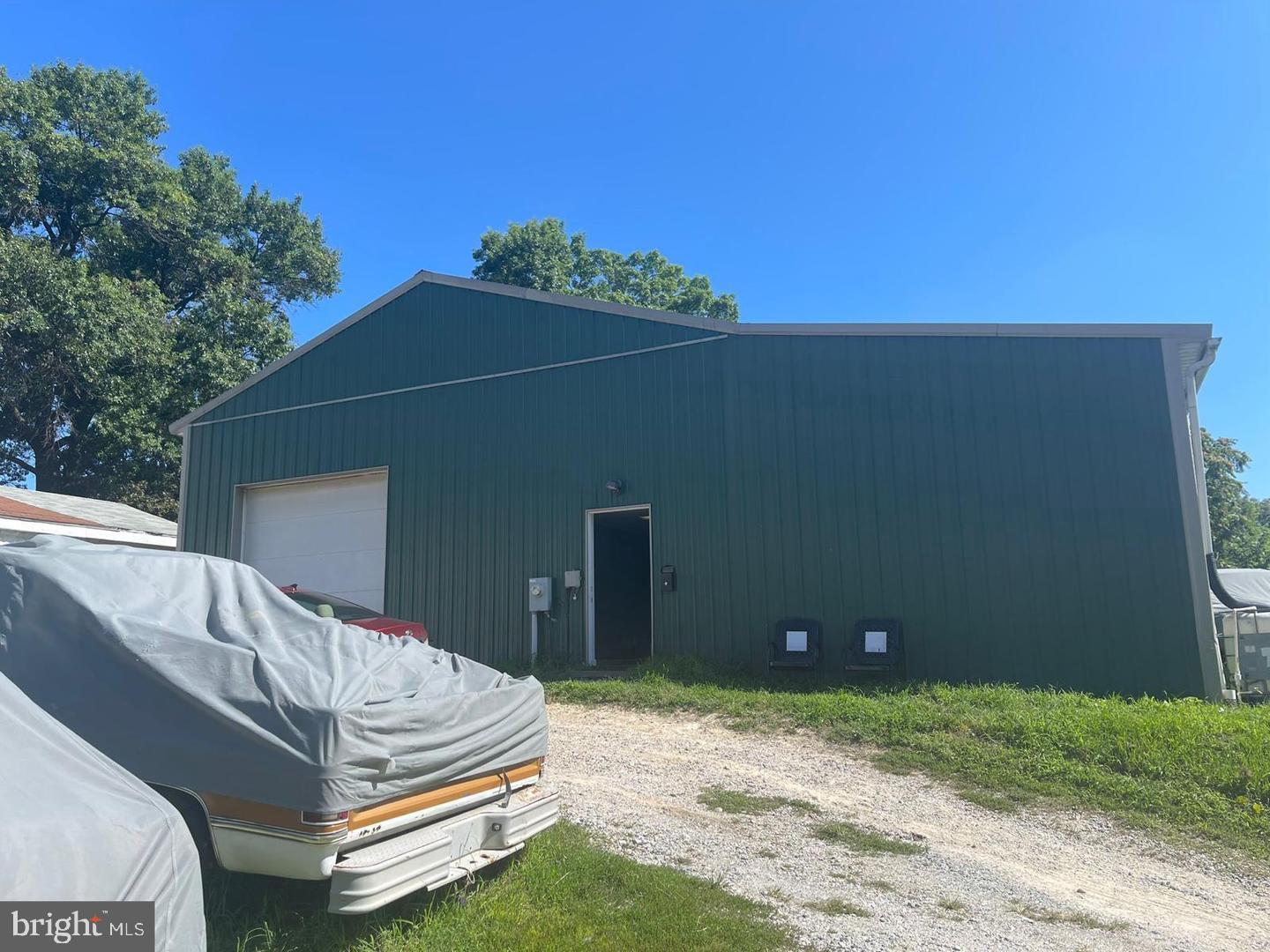 Warehouse and office space roughly 3,500 sqft with 3 separate entrances front and rear.  The office can be converted back to warehouse space, and improvements made rear and front of the building including a mezzanine.  Property is currently rented on a 2 year lease term (Nov 24-25) 4k per month triple net lease.

Come check out this amazing opportunity to own a midsized warehouse on a quiet dead-end street. Book your showing today!