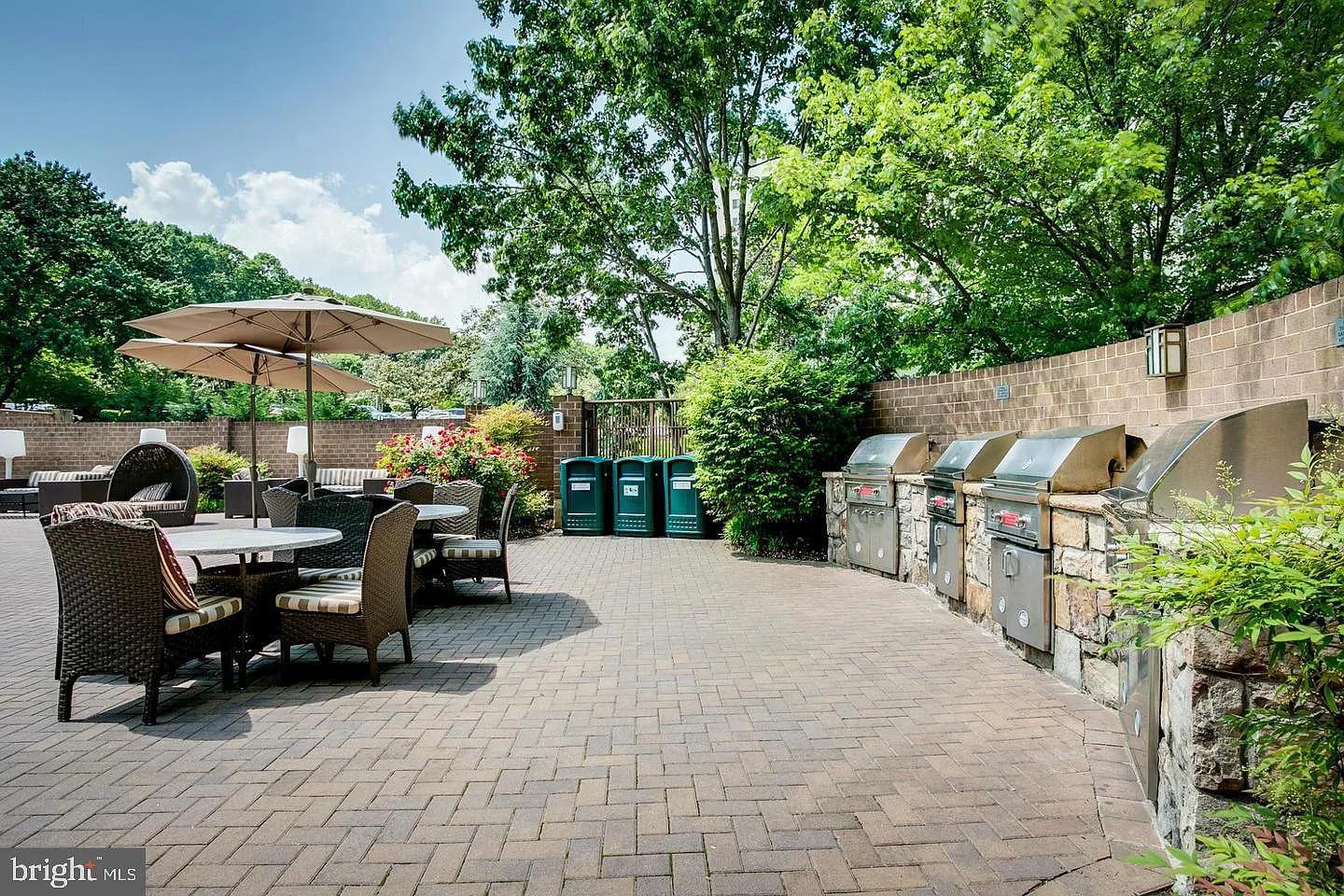 GROSVENOR PARK TOWNHOME CONDOMINIUMS - Residential